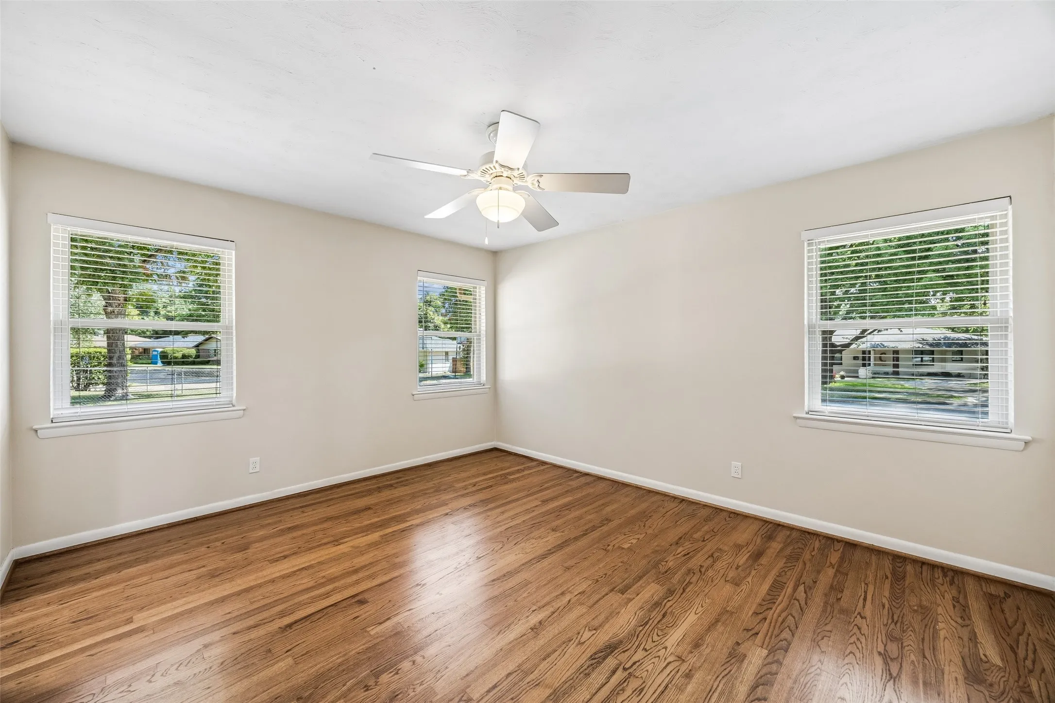Single Family Residence For Sale in Dallas County , 6147 Woodcrest Lane, Dallas, Texas 75214, 3 Bedroom, 3 Bathroom, 2 Garage spaces, 1,804 Sqft, built in 1957, mls#21326086, Real Estate Agent in Dallas, Homes For Sale in Dallas county, Homes For Sale in Dallas, Realtor in Dallas Texas, Real Estate Brokerage Independent Realty Texas, Luminita Cordes Realtor