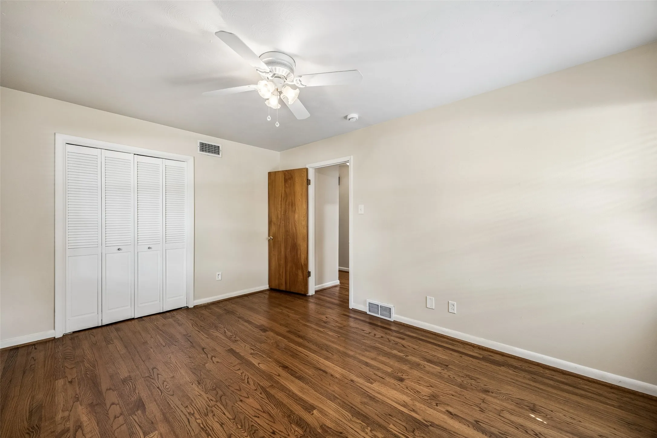 Single Family Residence For Sale in Dallas County , 6147 Woodcrest Lane, Dallas, Texas 75214, 3 Bedroom, 3 Bathroom, 2 Garage spaces, 1,804 Sqft, built in 1957, mls#21326086, Real Estate Agent in Dallas, Homes For Sale in Dallas county, Homes For Sale in Dallas, Realtor in Dallas Texas, Real Estate Brokerage Independent Realty Texas, Luminita Cordes Realtor