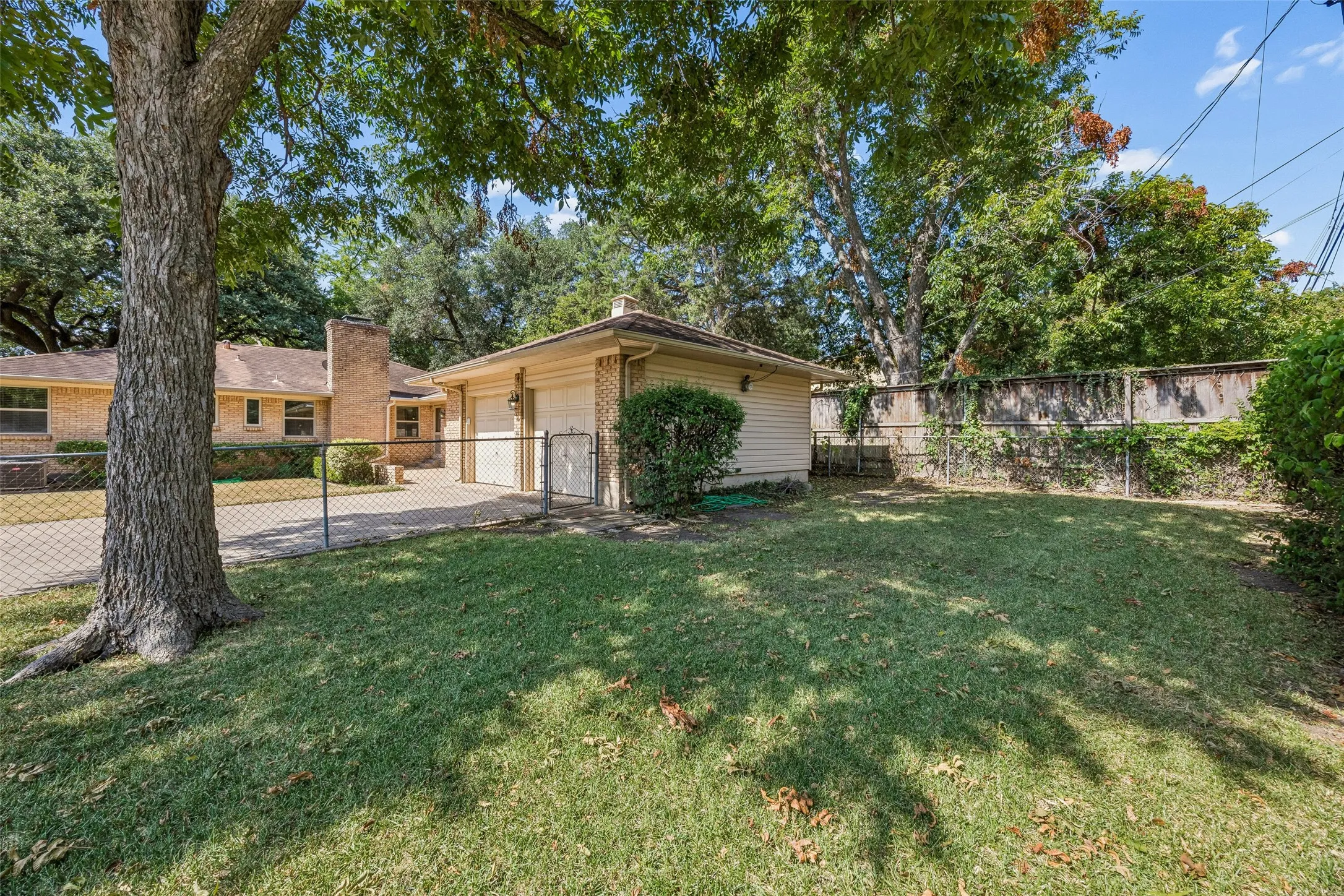 Single Family Residence For Sale in Dallas County , 6147 Woodcrest Lane, Dallas, Texas 75214, 3 Bedroom, 3 Bathroom, 2 Garage spaces, 1,804 Sqft, built in 1957, mls#21326086, Real Estate Agent in Dallas, Homes For Sale in Dallas county, Homes For Sale in Dallas, Realtor in Dallas Texas, Real Estate Brokerage Independent Realty Texas, Luminita Cordes Realtor