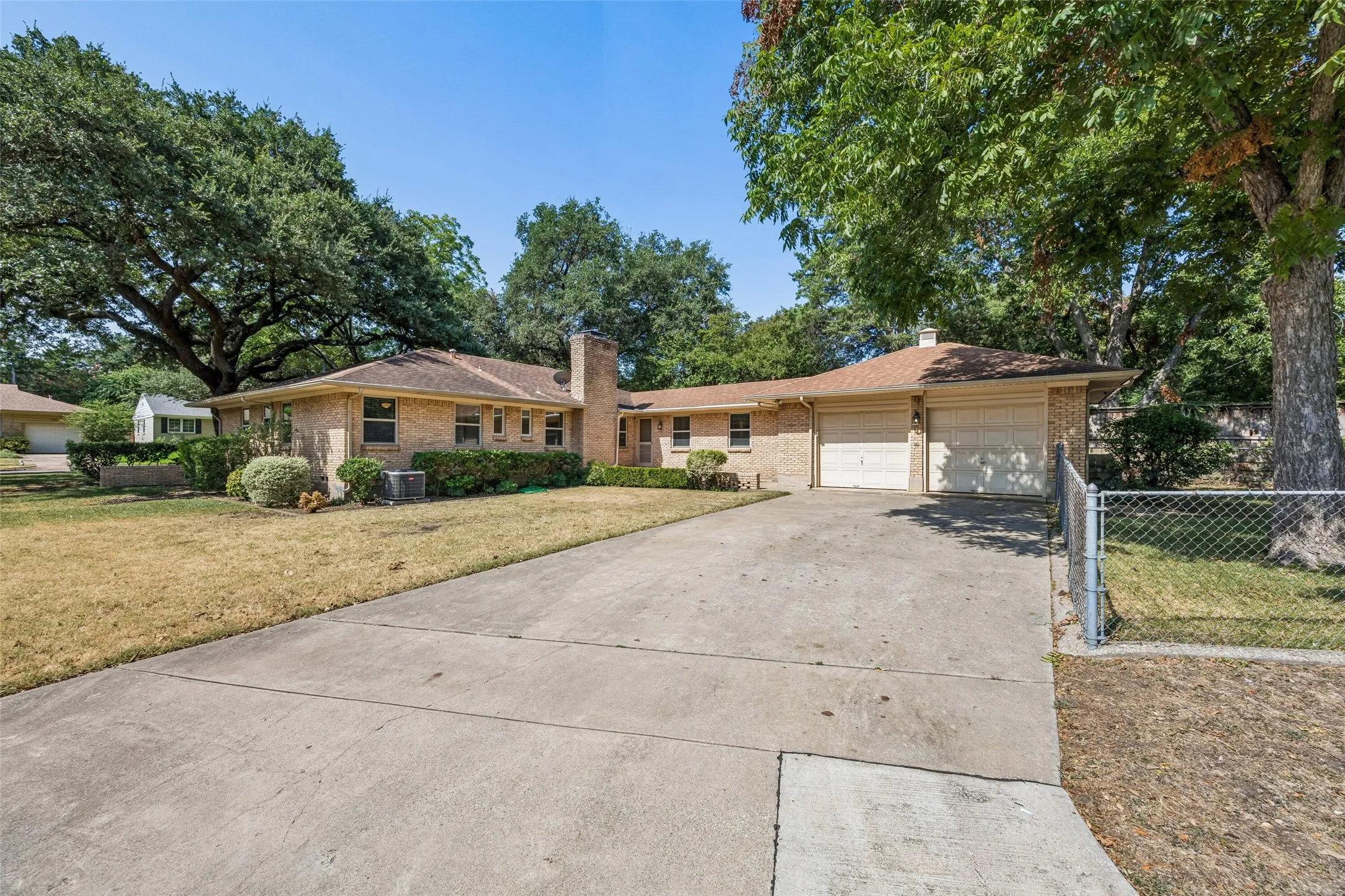 Single Family Residence For Sale in Dallas County , 6147 Woodcrest Lane, Dallas, Texas 75214, 3 Bedroom, 3 Bathroom, 2 Garage spaces, 1,804 Sqft, built in 1957, mls#21326086, Real Estate Agent in Dallas, Homes For Sale in Dallas county, Homes For Sale in Dallas, Realtor in Dallas Texas, Real Estate Brokerage Independent Realty Texas, Luminita Cordes Realtor