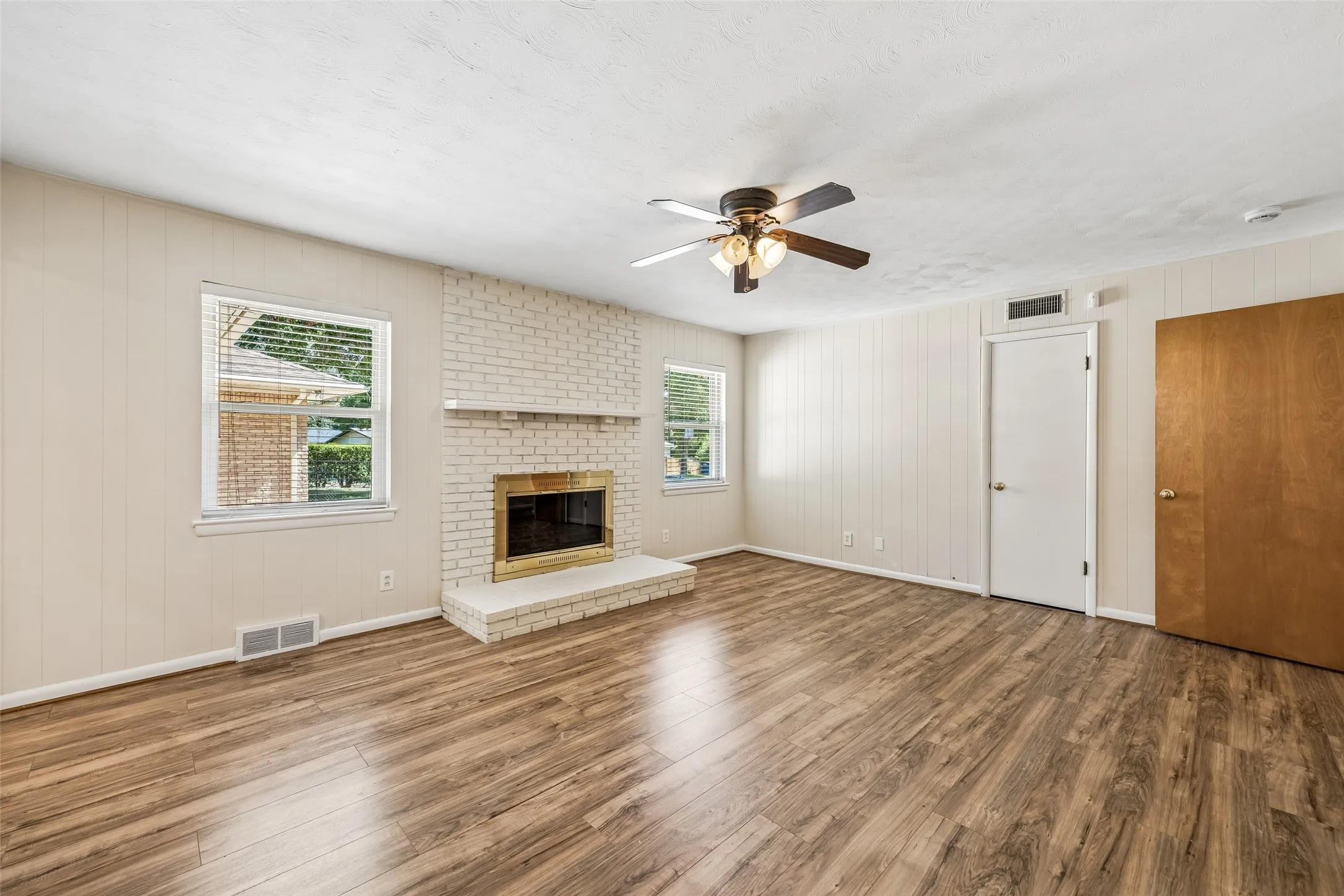 Single Family Residence For Sale in Dallas County , 6147 Woodcrest Lane, Dallas, Texas 75214, 3 Bedroom, 3 Bathroom, 2 Garage spaces, 1,804 Sqft, built in 1957, mls#21326086, Real Estate Agent in Dallas, Homes For Sale in Dallas county, Homes For Sale in Dallas, Realtor in Dallas Texas, Real Estate Brokerage Independent Realty Texas, Luminita Cordes Realtor
