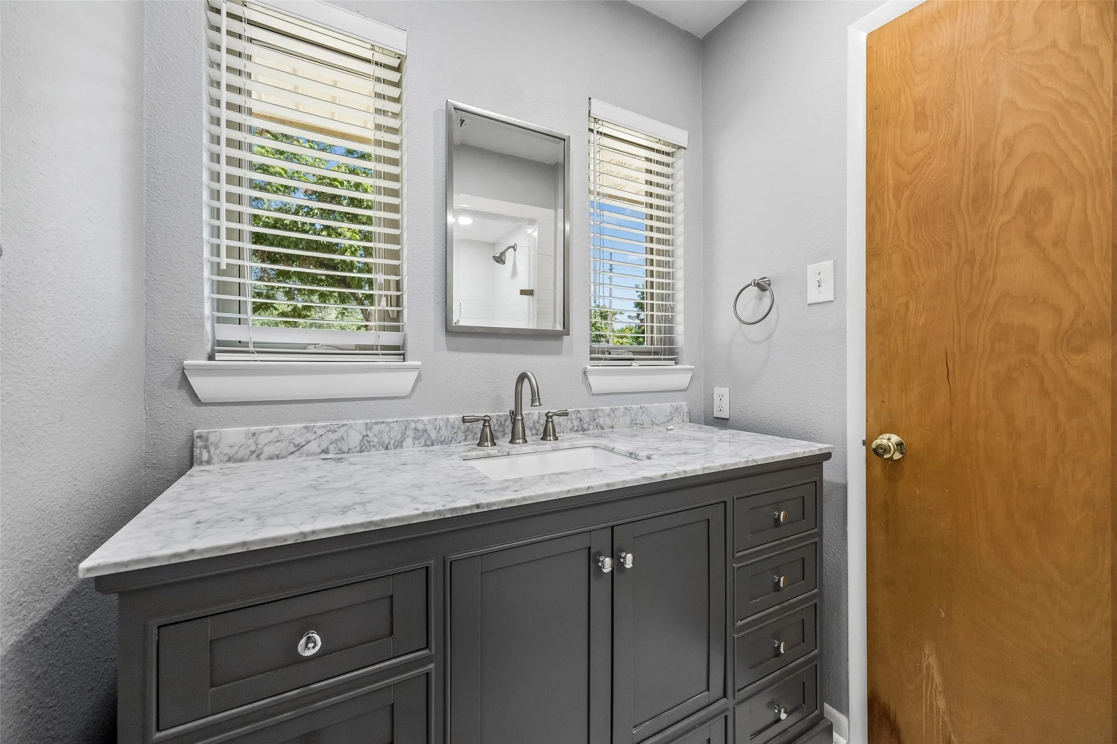 Single Family Residence For Sale in Dallas County , 6147 Woodcrest Lane, Dallas, Texas 75214, 3 Bedroom, 3 Bathroom, 2 Garage spaces, 1,804 Sqft, built in 1957, mls#21326086, Real Estate Agent in Dallas, Homes For Sale in Dallas county, Homes For Sale in Dallas, Realtor in Dallas Texas, Real Estate Brokerage Independent Realty Texas, Luminita Cordes Realtor