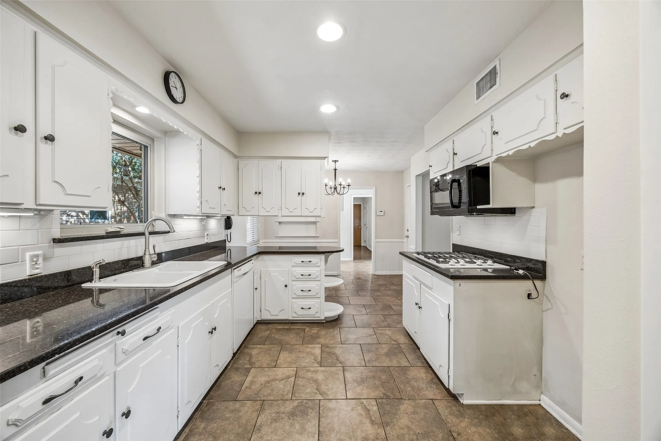Single Family Residence For Sale in Dallas County , 6147 Woodcrest Lane, Dallas, Texas 75214, 3 Bedroom, 3 Bathroom, 2 Garage spaces, 1,804 Sqft, built in 1957, mls#21326086, Real Estate Agent in Dallas, Homes For Sale in Dallas county, Homes For Sale in Dallas, Realtor in Dallas Texas, Real Estate Brokerage Independent Realty Texas, Luminita Cordes Realtor