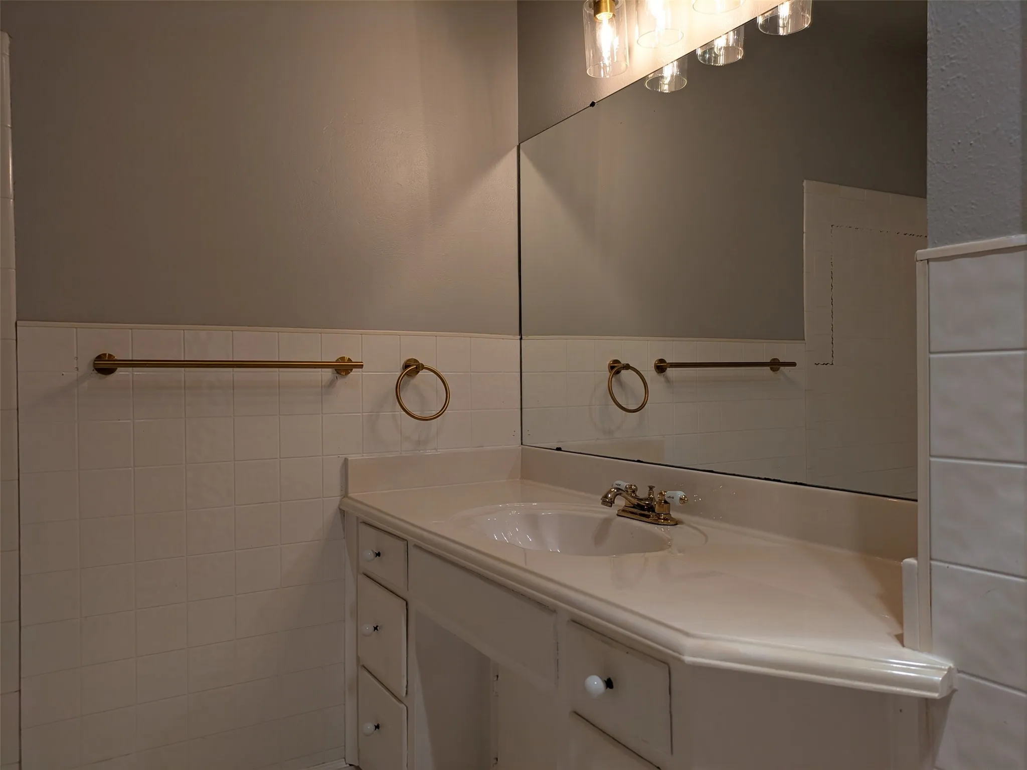 Single Family Residence For Sale in Tarrant County , 411 Baylor Drive, Arlington, Texas 76010, 3 Bedroom, 2 Bathroom, 2 Garage spaces, 1,598 Sqft, built in 1967, mls#21337441, Real Estate Agent in Arlington, Homes For Sale in Tarrant county, Homes For Sale in Arlington, Realtor in Arlington Texas, Real Estate Brokerage Independent Realty Texas, Luminita Cordes Realtor