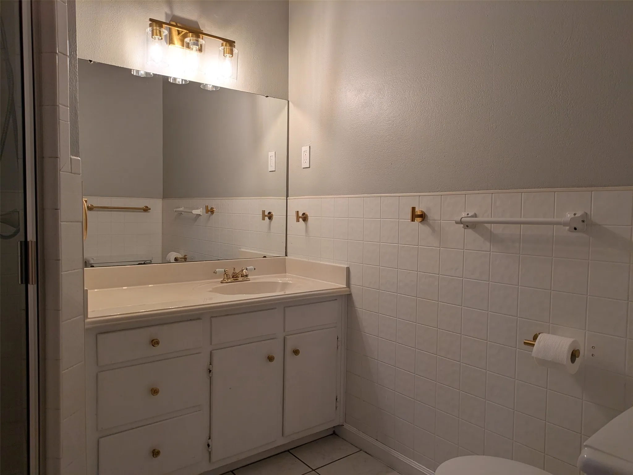 Single Family Residence For Sale in Tarrant County , 411 Baylor Drive, Arlington, Texas 76010, 3 Bedroom, 2 Bathroom, 2 Garage spaces, 1,598 Sqft, built in 1967, mls#21337441, Real Estate Agent in Arlington, Homes For Sale in Tarrant county, Homes For Sale in Arlington, Realtor in Arlington Texas, Real Estate Brokerage Independent Realty Texas, Luminita Cordes Realtor