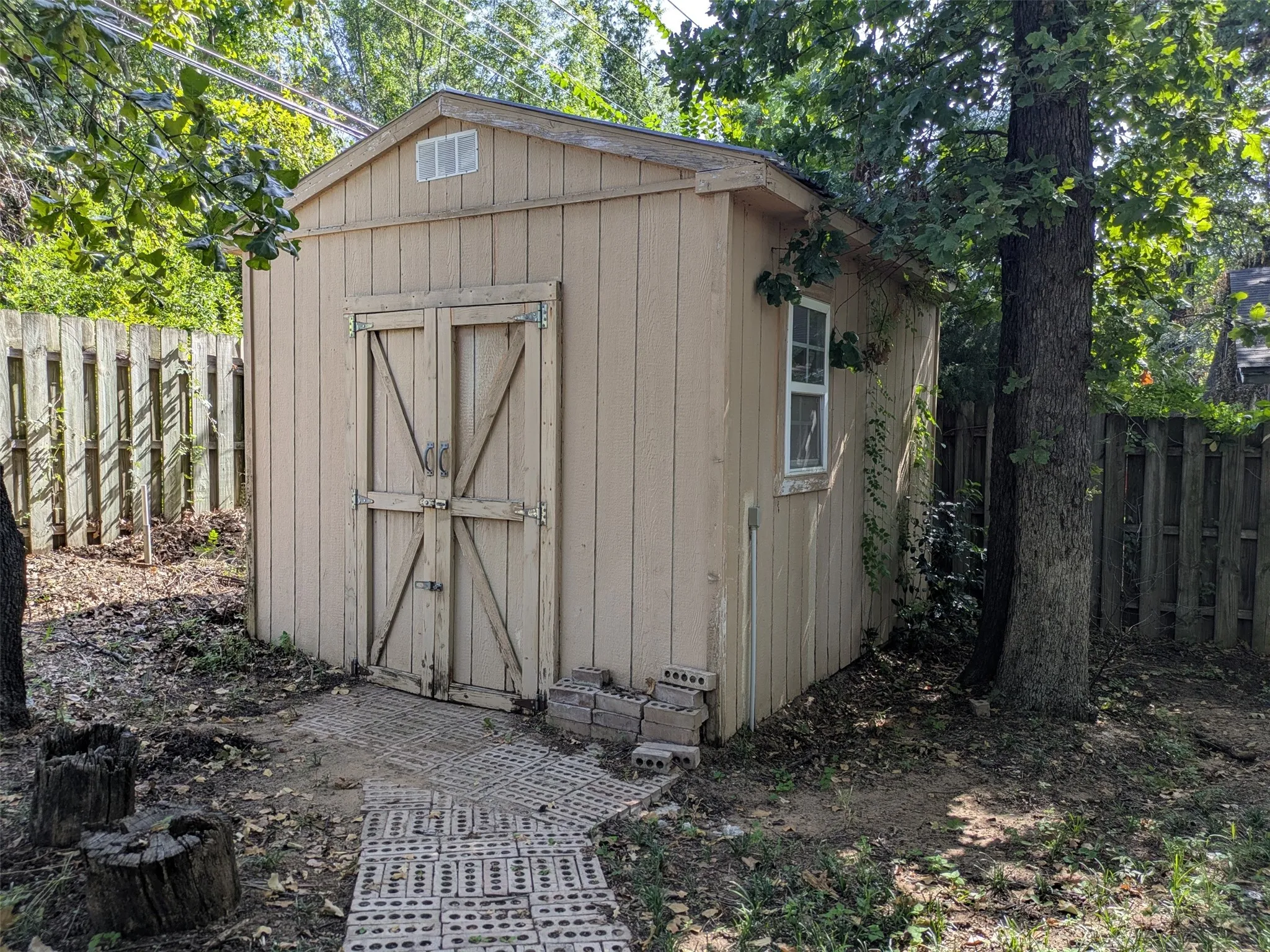 Single Family Residence For Sale in Tarrant County , 411 Baylor Drive, Arlington, Texas 76010, 3 Bedroom, 2 Bathroom, 2 Garage spaces, 1,598 Sqft, built in 1967, mls#21337441, Real Estate Agent in Arlington, Homes For Sale in Tarrant county, Homes For Sale in Arlington, Realtor in Arlington Texas, Real Estate Brokerage Independent Realty Texas, Luminita Cordes Realtor