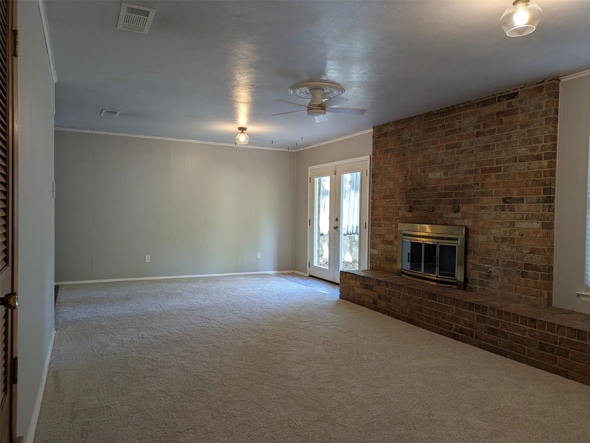 Single Family Residence For Sale in Tarrant County , 411 Baylor Drive, Arlington, Texas 76010, 3 Bedroom, 2 Bathroom, 2 Garage spaces, 1,598 Sqft, built in 1967, mls#21337441, Real Estate Agent in Arlington, Homes For Sale in Tarrant county, Homes For Sale in Arlington, Realtor in Arlington Texas, Real Estate Brokerage Independent Realty Texas, Luminita Cordes Realtor