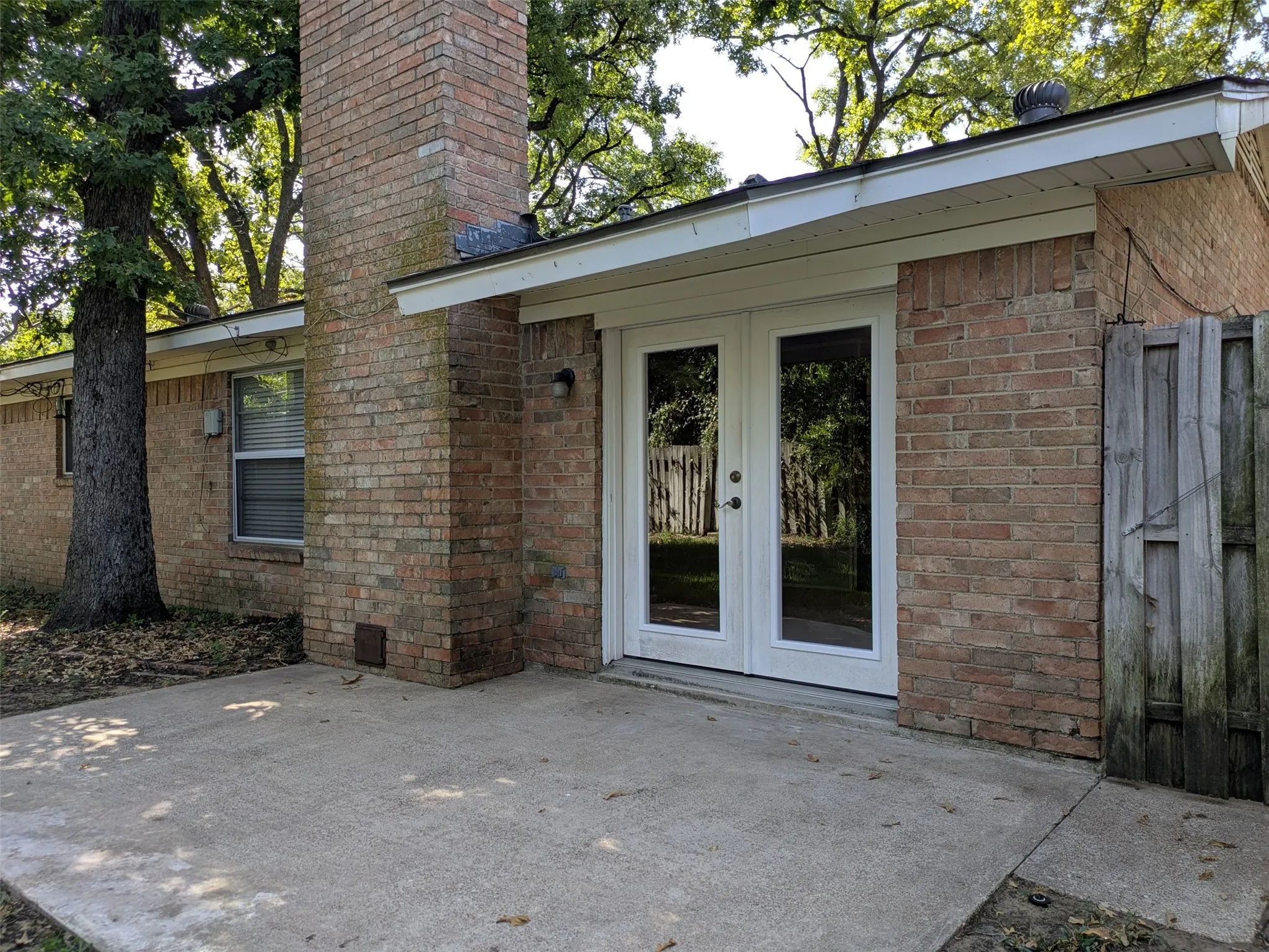 Single Family Residence For Sale in Tarrant County , 411 Baylor Drive, Arlington, Texas 76010, 3 Bedroom, 2 Bathroom, 2 Garage spaces, 1,598 Sqft, built in 1967, mls#21337441, Real Estate Agent in Arlington, Homes For Sale in Tarrant county, Homes For Sale in Arlington, Realtor in Arlington Texas, Real Estate Brokerage Independent Realty Texas, Luminita Cordes Realtor