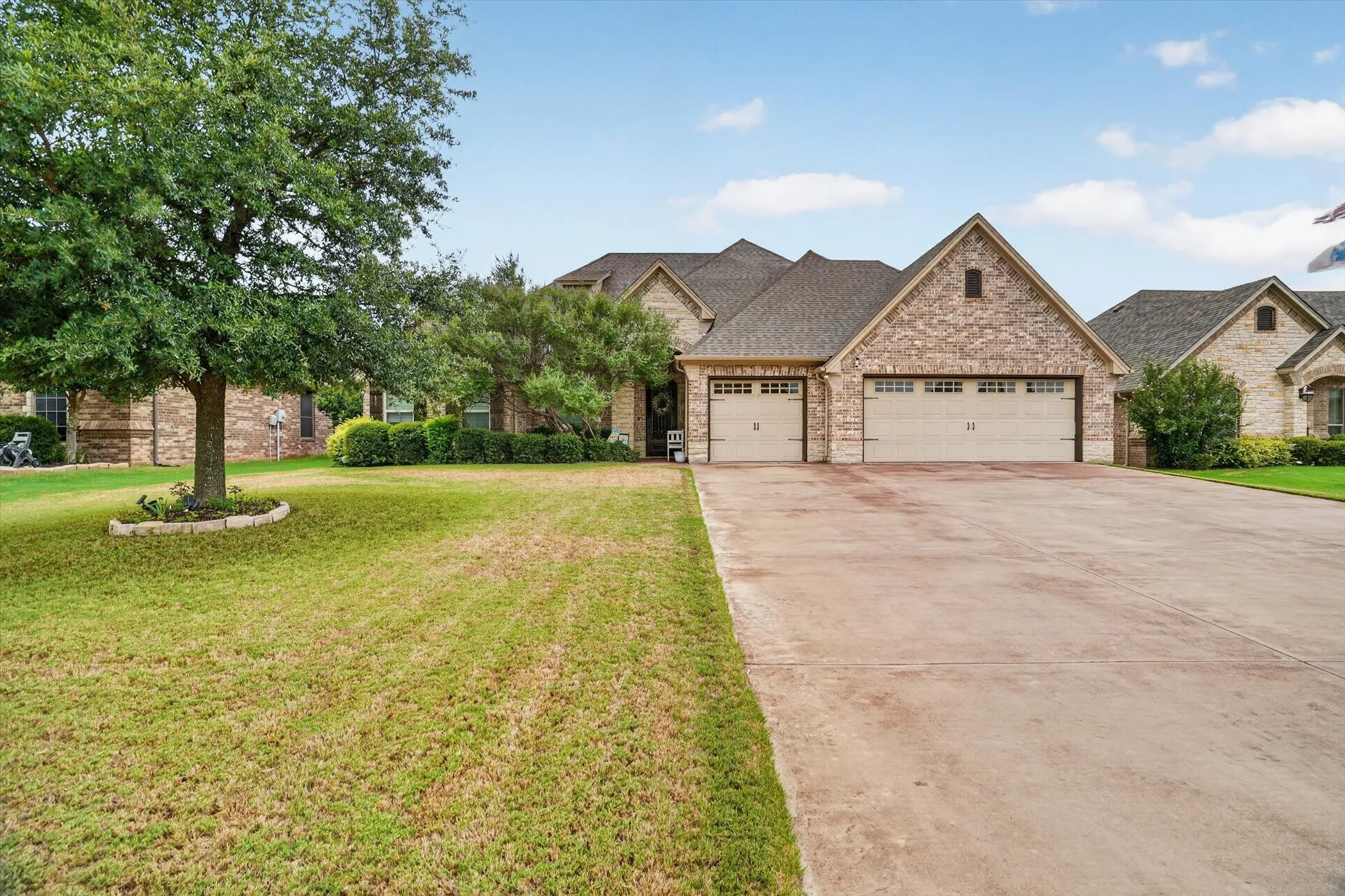 Single Family Residence For Sale in Hood County , 3545 Abes Landing Drive, Granbury, Texas 76049, 4 Bedroom, 3 Bathroom, 3 Garage spaces, 2,418 Sqft, built in 2012, mls#21335310, Real Estate Agent in Granbury, Homes For Sale in Hood county, Homes For Sale in Granbury, Realtor in Granbury Texas, Real Estate Brokerage Independent Realty Texas, Luminita Cordes Realtor