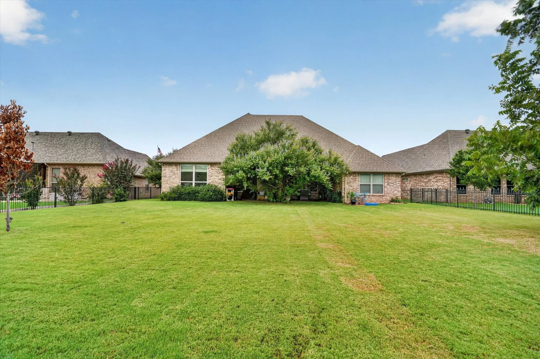 Single Family Residence For Sale in Hood County , 3545 Abes Landing Drive, Granbury, Texas 76049, 4 Bedroom, 3 Bathroom, 3 Garage spaces, 2,418 Sqft, built in 2012, mls#21335310, Real Estate Agent in Granbury, Homes For Sale in Hood county, Homes For Sale in Granbury, Realtor in Granbury Texas, Real Estate Brokerage Independent Realty Texas, Luminita Cordes Realtor
