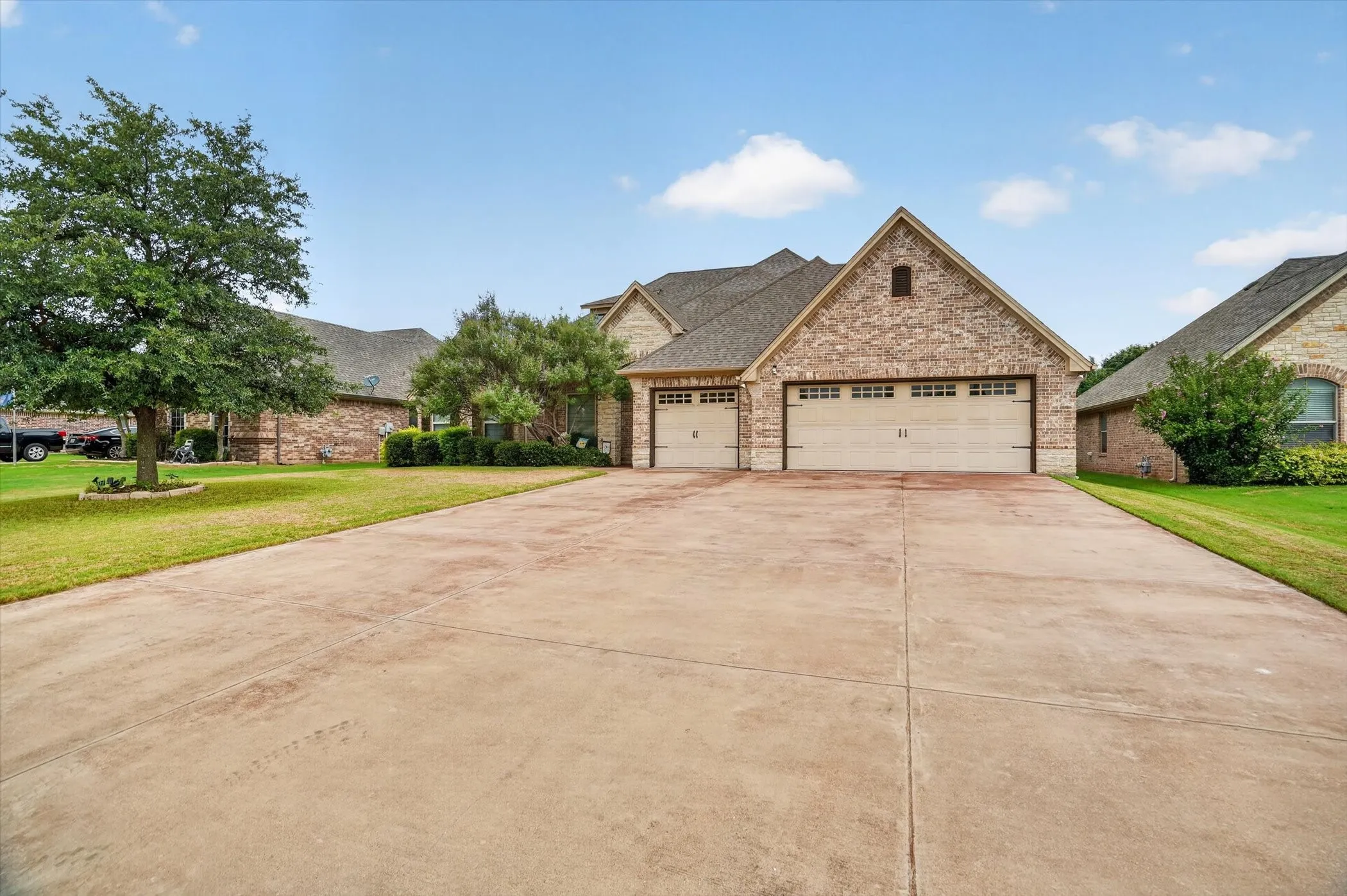 Single Family Residence For Sale in Hood County , 3545 Abes Landing Drive, Granbury, Texas 76049, 4 Bedroom, 3 Bathroom, 3 Garage spaces, 2,418 Sqft, built in 2012, mls#21335310, Real Estate Agent in Granbury, Homes For Sale in Hood county, Homes For Sale in Granbury, Realtor in Granbury Texas, Real Estate Brokerage Independent Realty Texas, Luminita Cordes Realtor