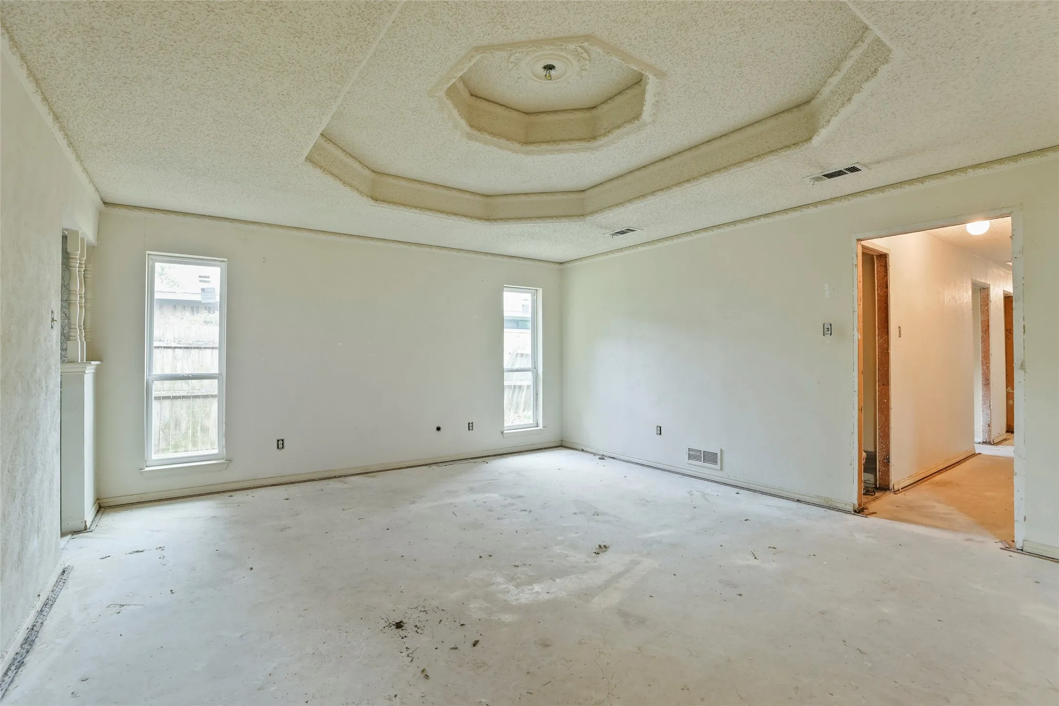 Single Family Residence For Sale in Dallas County , 9706 Trevor Drive, Dallas, Texas 75243, 3 Bedroom, 3 Bathroom, 2 Garage spaces, 2,744 Sqft, built in 1978, mls#21155664, Real Estate Agent in Dallas, Homes For Sale in Dallas county, Homes For Sale in Dallas, Realtor in Dallas Texas, Real Estate Brokerage Independent Realty Texas, Luminita Cordes Realtor