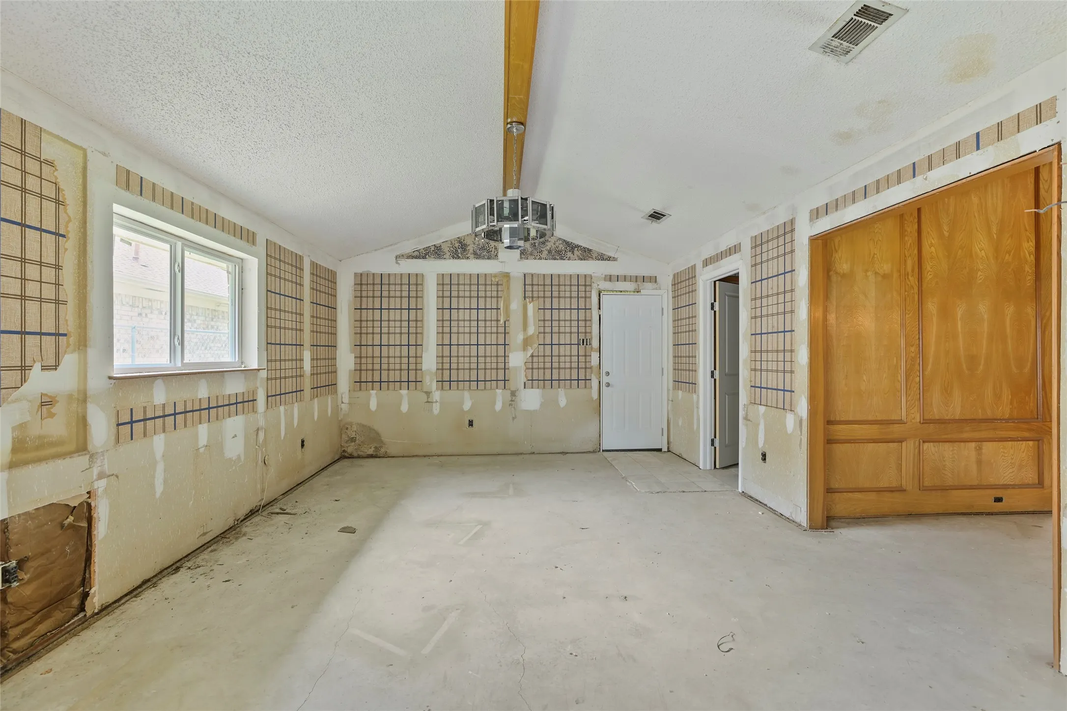 Single Family Residence For Sale in Dallas County , 9706 Trevor Drive, Dallas, Texas 75243, 3 Bedroom, 3 Bathroom, 2 Garage spaces, 2,744 Sqft, built in 1978, mls#21155664, Real Estate Agent in Dallas, Homes For Sale in Dallas county, Homes For Sale in Dallas, Realtor in Dallas Texas, Real Estate Brokerage Independent Realty Texas, Luminita Cordes Realtor
