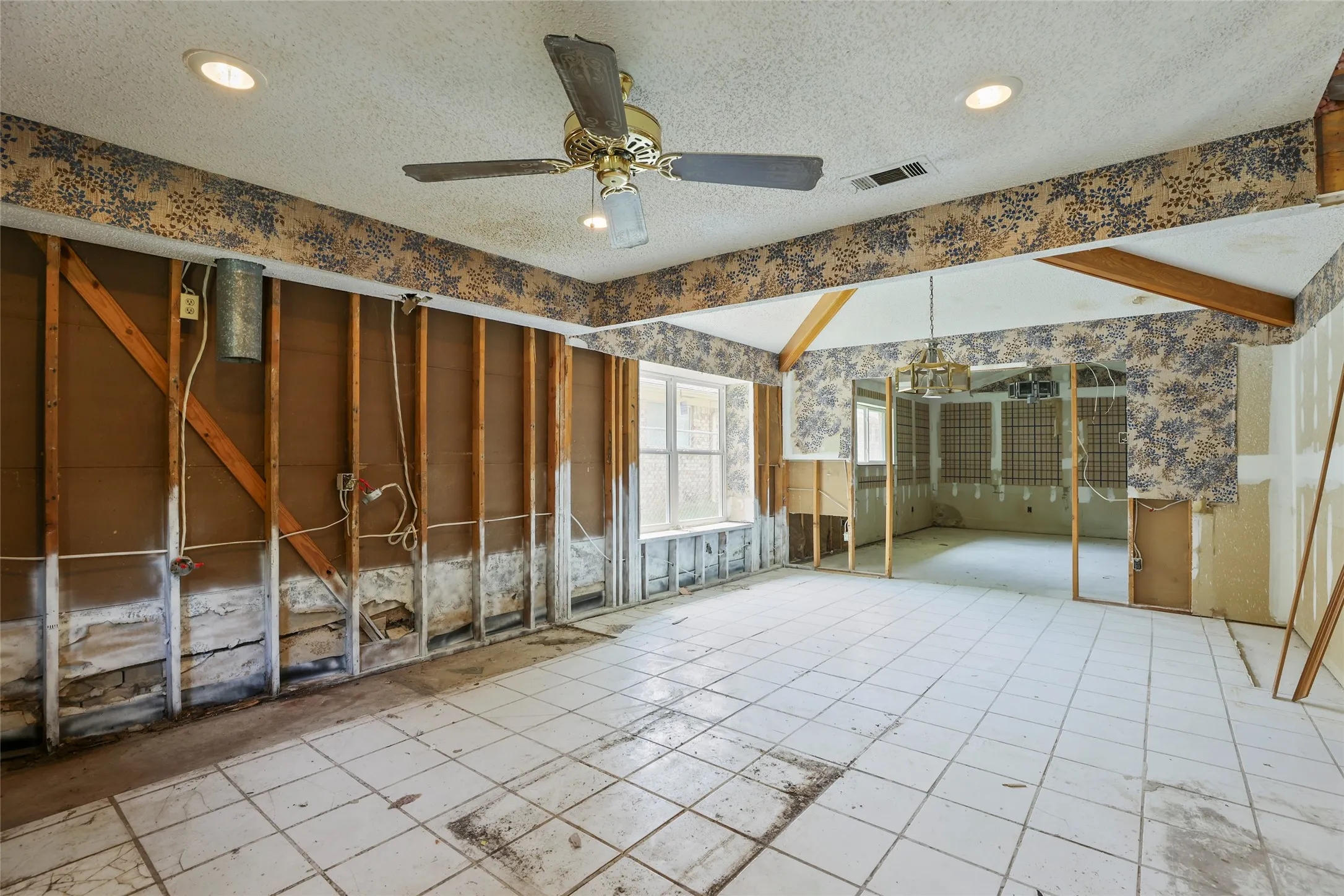 Single Family Residence For Sale in Dallas County , 9706 Trevor Drive, Dallas, Texas 75243, 3 Bedroom, 3 Bathroom, 2 Garage spaces, 2,744 Sqft, built in 1978, mls#21155664, Real Estate Agent in Dallas, Homes For Sale in Dallas county, Homes For Sale in Dallas, Realtor in Dallas Texas, Real Estate Brokerage Independent Realty Texas, Luminita Cordes Realtor