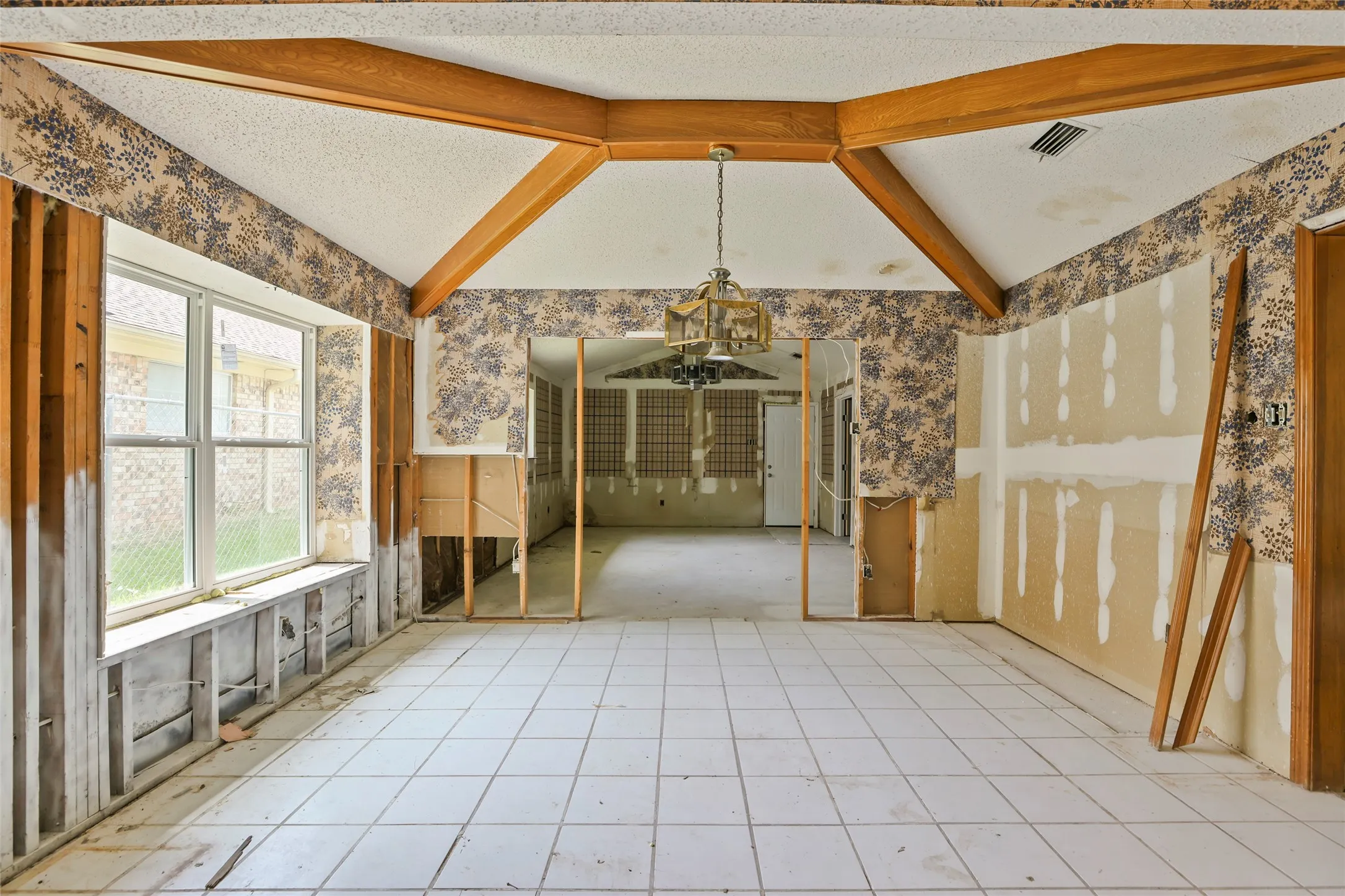 Single Family Residence For Sale in Dallas County , 9706 Trevor Drive, Dallas, Texas 75243, 3 Bedroom, 3 Bathroom, 2 Garage spaces, 2,744 Sqft, built in 1978, mls#21155664, Real Estate Agent in Dallas, Homes For Sale in Dallas county, Homes For Sale in Dallas, Realtor in Dallas Texas, Real Estate Brokerage Independent Realty Texas, Luminita Cordes Realtor