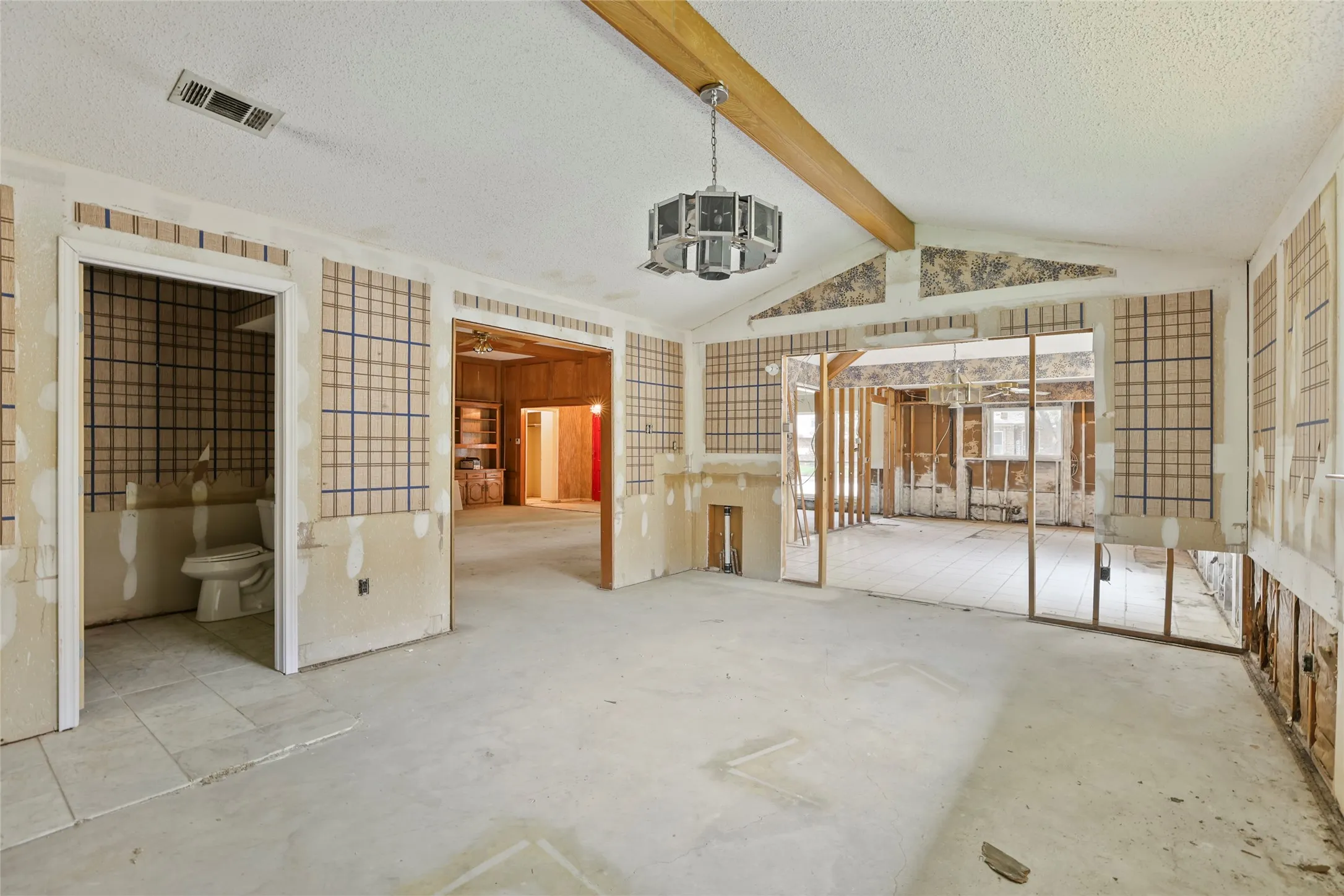 Single Family Residence For Sale in Dallas County , 9706 Trevor Drive, Dallas, Texas 75243, 3 Bedroom, 3 Bathroom, 2 Garage spaces, 2,744 Sqft, built in 1978, mls#21155664, Real Estate Agent in Dallas, Homes For Sale in Dallas county, Homes For Sale in Dallas, Realtor in Dallas Texas, Real Estate Brokerage Independent Realty Texas, Luminita Cordes Realtor