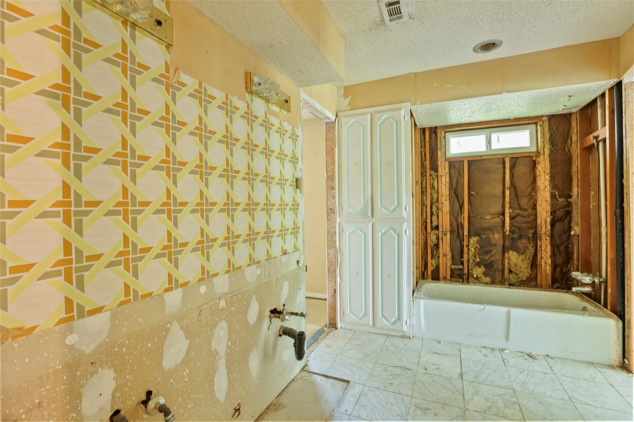 Single Family Residence For Sale in Dallas County , 9706 Trevor Drive, Dallas, Texas 75243, 3 Bedroom, 3 Bathroom, 2 Garage spaces, 2,744 Sqft, built in 1978, mls#21155664, Real Estate Agent in Dallas, Homes For Sale in Dallas county, Homes For Sale in Dallas, Realtor in Dallas Texas, Real Estate Brokerage Independent Realty Texas, Luminita Cordes Realtor