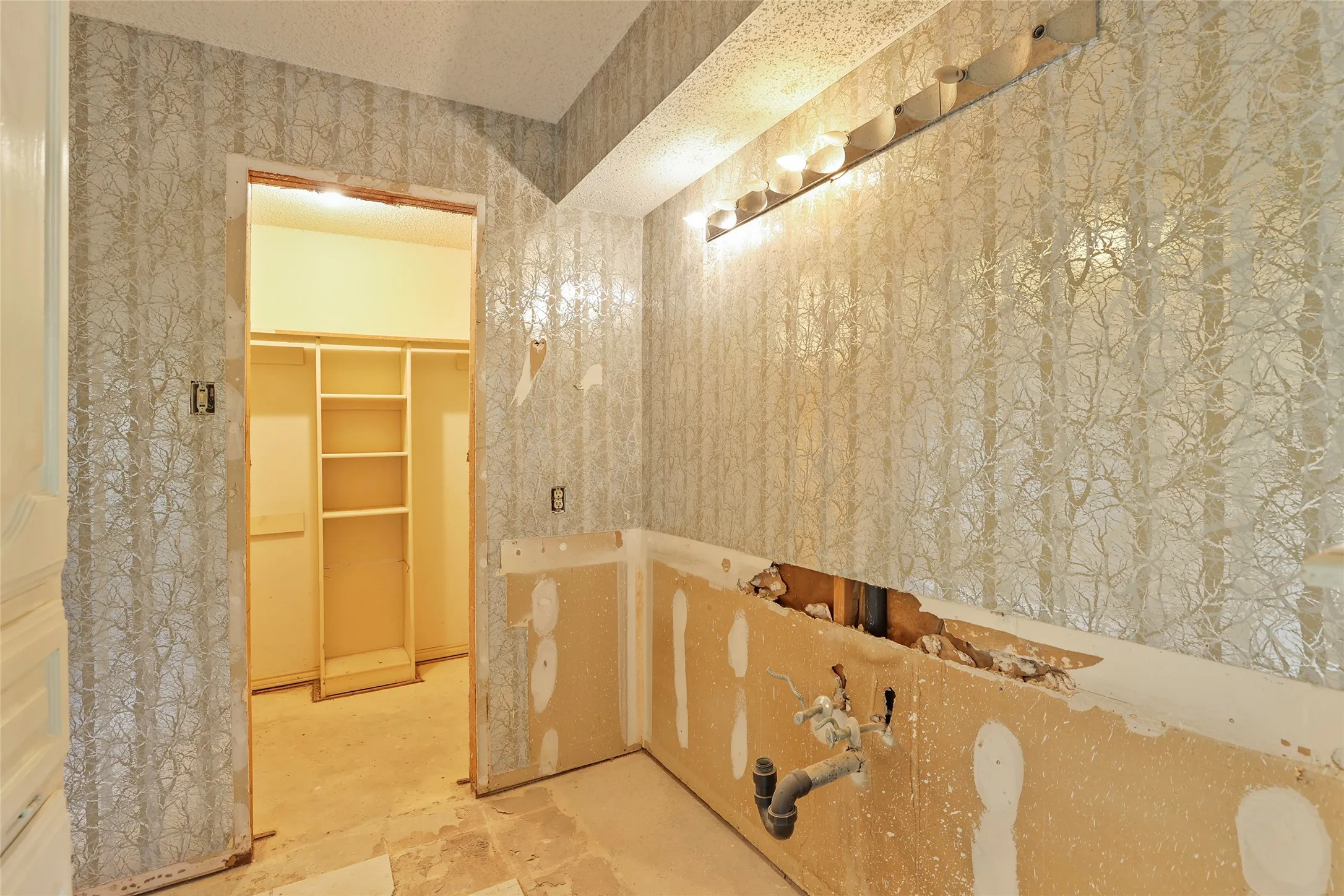 Single Family Residence For Sale in Dallas County , 9706 Trevor Drive, Dallas, Texas 75243, 3 Bedroom, 3 Bathroom, 2 Garage spaces, 2,744 Sqft, built in 1978, mls#21155664, Real Estate Agent in Dallas, Homes For Sale in Dallas county, Homes For Sale in Dallas, Realtor in Dallas Texas, Real Estate Brokerage Independent Realty Texas, Luminita Cordes Realtor