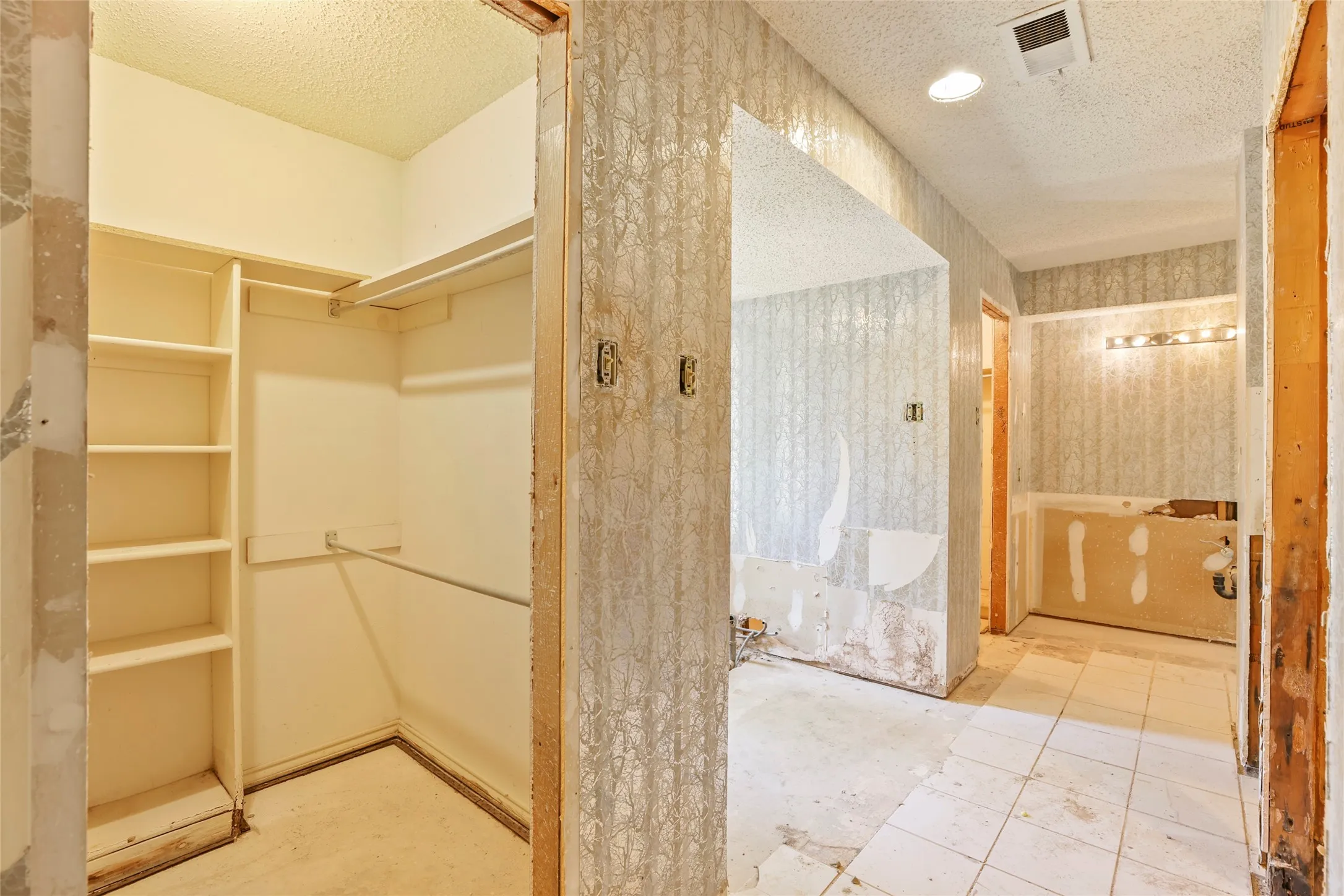 Single Family Residence For Sale in Dallas County , 9706 Trevor Drive, Dallas, Texas 75243, 3 Bedroom, 3 Bathroom, 2 Garage spaces, 2,744 Sqft, built in 1978, mls#21155664, Real Estate Agent in Dallas, Homes For Sale in Dallas county, Homes For Sale in Dallas, Realtor in Dallas Texas, Real Estate Brokerage Independent Realty Texas, Luminita Cordes Realtor