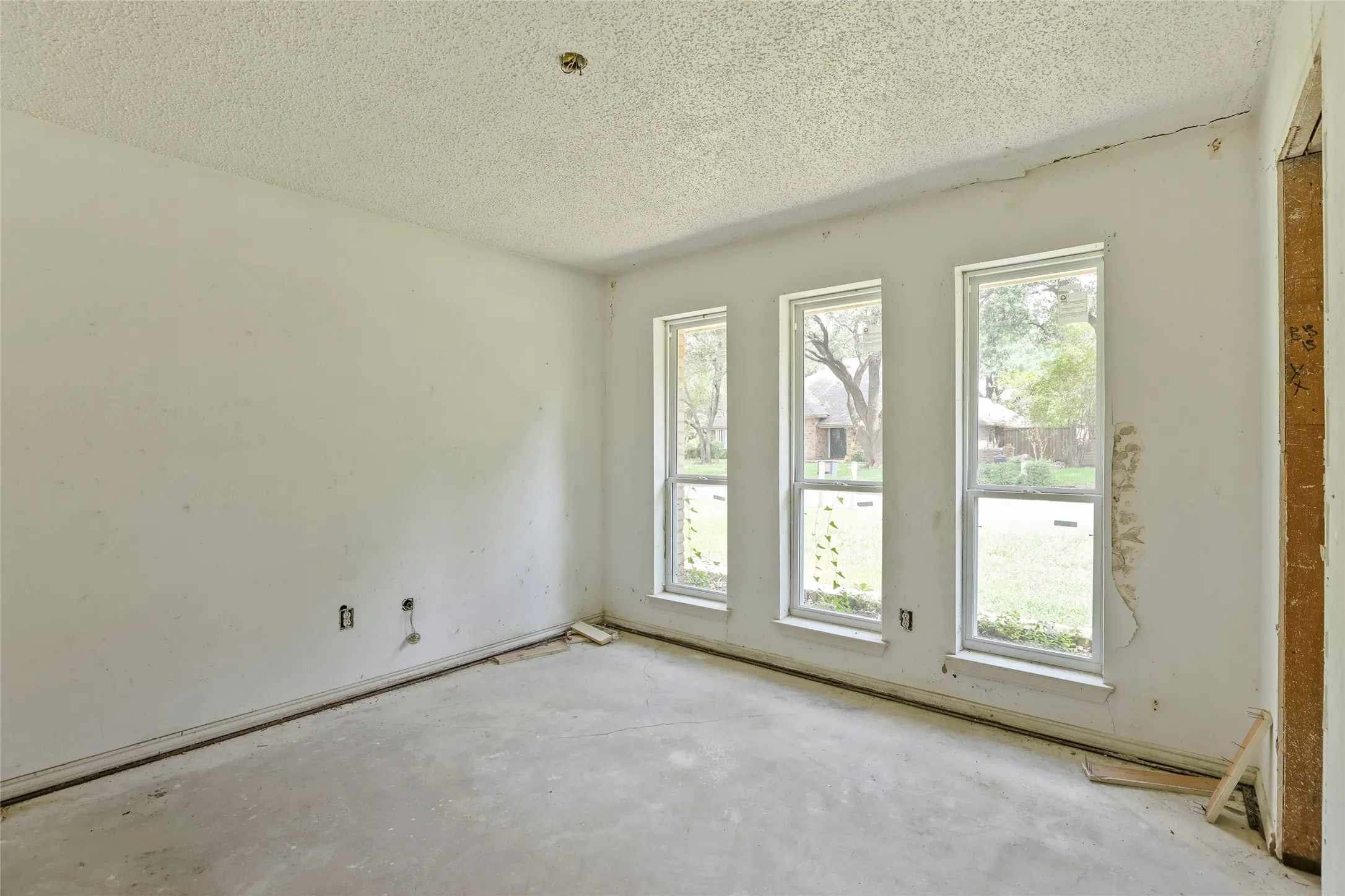 Single Family Residence For Sale in Dallas County , 9706 Trevor Drive, Dallas, Texas 75243, 3 Bedroom, 3 Bathroom, 2 Garage spaces, 2,744 Sqft, built in 1978, mls#21155664, Real Estate Agent in Dallas, Homes For Sale in Dallas county, Homes For Sale in Dallas, Realtor in Dallas Texas, Real Estate Brokerage Independent Realty Texas, Luminita Cordes Realtor