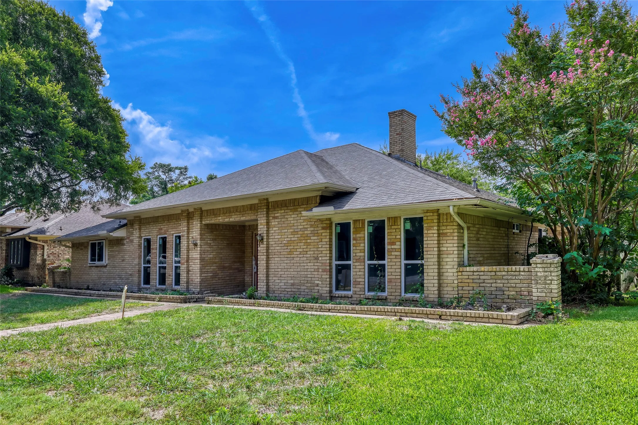 Single Family Residence For Sale in Dallas County , 9706 Trevor Drive, Dallas, Texas 75243, 3 Bedroom, 3 Bathroom, 2 Garage spaces, 2,744 Sqft, built in 1978, mls#21155664, Real Estate Agent in Dallas, Homes For Sale in Dallas county, Homes For Sale in Dallas, Realtor in Dallas Texas, Real Estate Brokerage Independent Realty Texas, Luminita Cordes Realtor