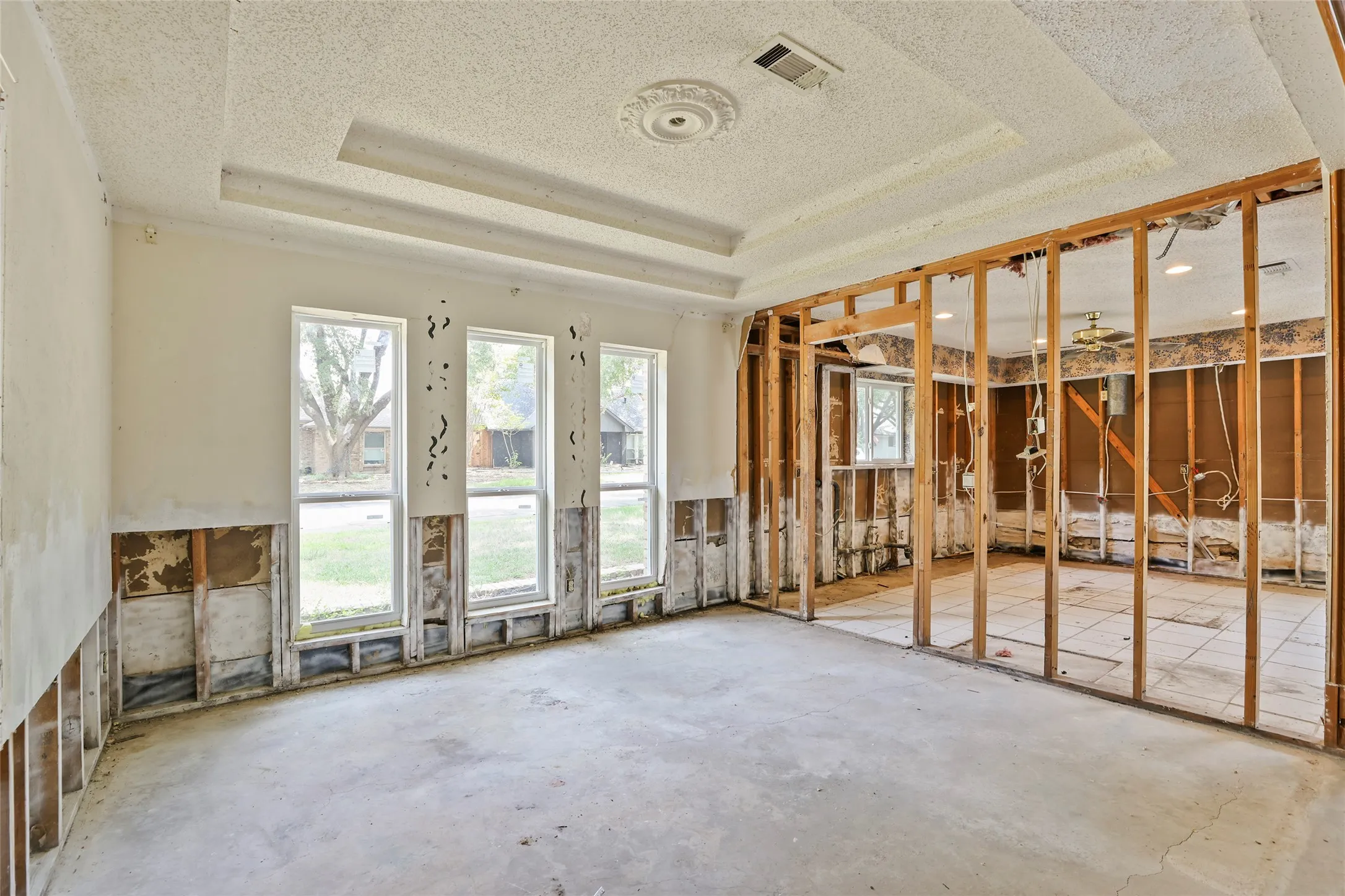 Single Family Residence For Sale in Dallas County , 9706 Trevor Drive, Dallas, Texas 75243, 3 Bedroom, 3 Bathroom, 2 Garage spaces, 2,744 Sqft, built in 1978, mls#21155664, Real Estate Agent in Dallas, Homes For Sale in Dallas county, Homes For Sale in Dallas, Realtor in Dallas Texas, Real Estate Brokerage Independent Realty Texas, Luminita Cordes Realtor