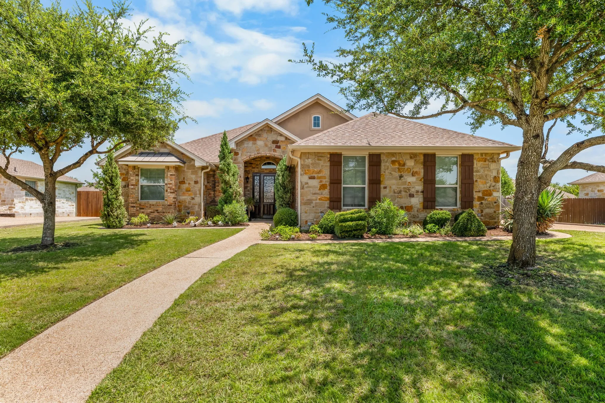 Single Family Residence For Sale in Mc Lennan County , 2304 Augustine, Waco, Texas 76712, 4 Bedrooms, 3 Bathrooms, 2 Garage spaces, 2,230 Sqft, built in 2014, Price $449,000, mls#21326833, Real Estate Agent in Waco, Homes For Sale in Mc Lennan county, Homes For Sale in Waco, Realtor in Waco Texas, Real Estate Brokerage Independent Realty Texas, Luminita Cordes Realtor