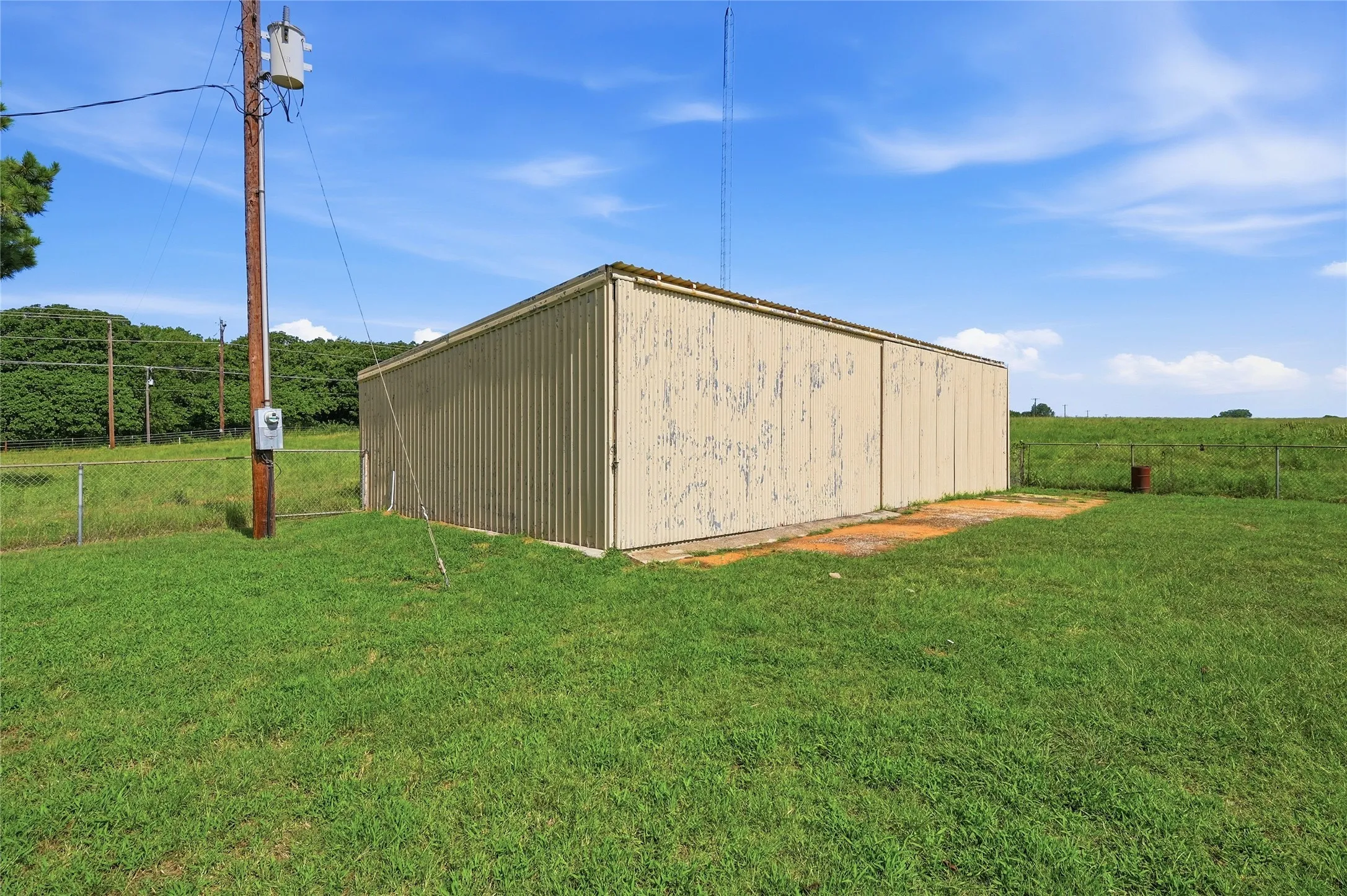 Single Family Residence For Sale in Grayson County , 11138 Fm 901, Sadler, Texas 76264, 3 Bedrooms, 3 Bathrooms, 2 Garage spaces, 2,211 Sqft, built in 1968, Price $399,999, mls#21337186, Real Estate Agent in Sadler, Homes For Sale in Grayson county, Homes For Sale in Sadler, Realtor in Sadler Texas, Real Estate Brokerage Independent Realty Texas, Luminita Cordes Realtor