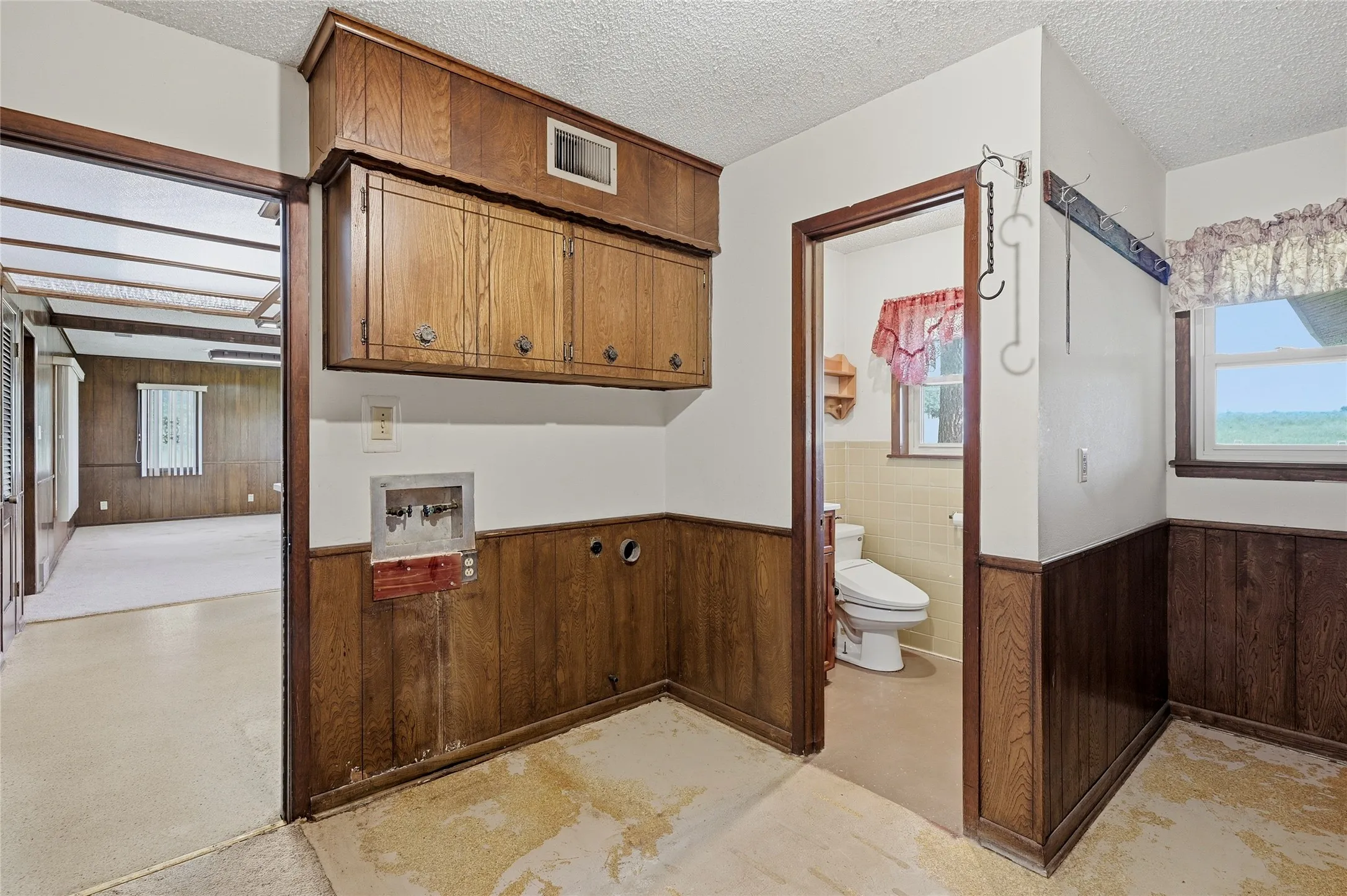 Single Family Residence For Sale in Grayson County , 11138 Fm 901, Sadler, Texas 76264, 3 Bedrooms, 3 Bathrooms, 2 Garage spaces, 2,211 Sqft, built in 1968, Price $399,999, mls#21337186, Real Estate Agent in Sadler, Homes For Sale in Grayson county, Homes For Sale in Sadler, Realtor in Sadler Texas, Real Estate Brokerage Independent Realty Texas, Luminita Cordes Realtor