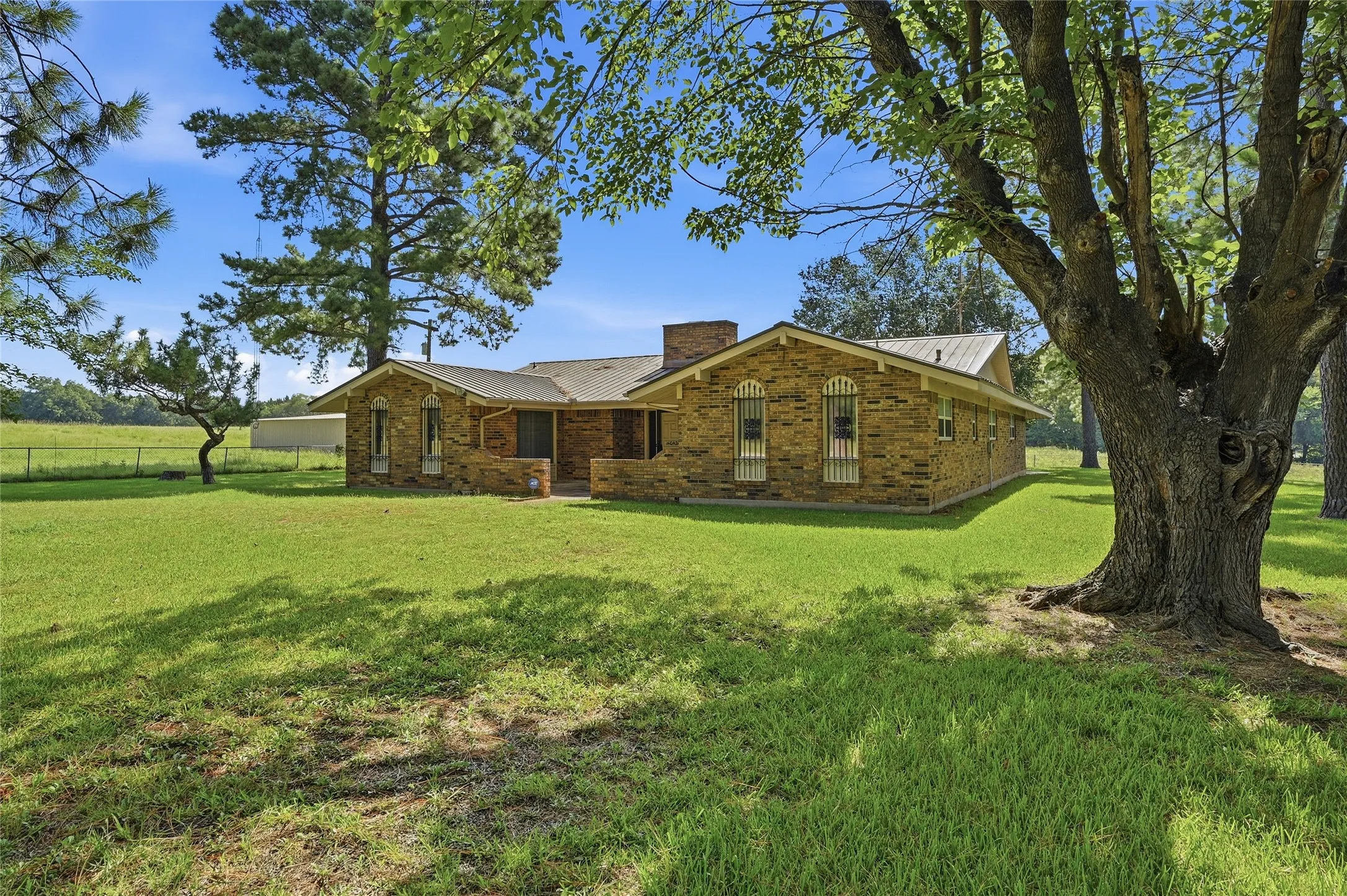 Single Family Residence For Sale in Grayson County , 11138 Fm 901, Sadler, Texas 76264, 3 Bedrooms, 3 Bathrooms, 2 Garage spaces, 2,211 Sqft, built in 1968, Price $399,999, mls#21337186, Real Estate Agent in Sadler, Homes For Sale in Grayson county, Homes For Sale in Sadler, Realtor in Sadler Texas, Real Estate Brokerage Independent Realty Texas, Luminita Cordes Realtor
