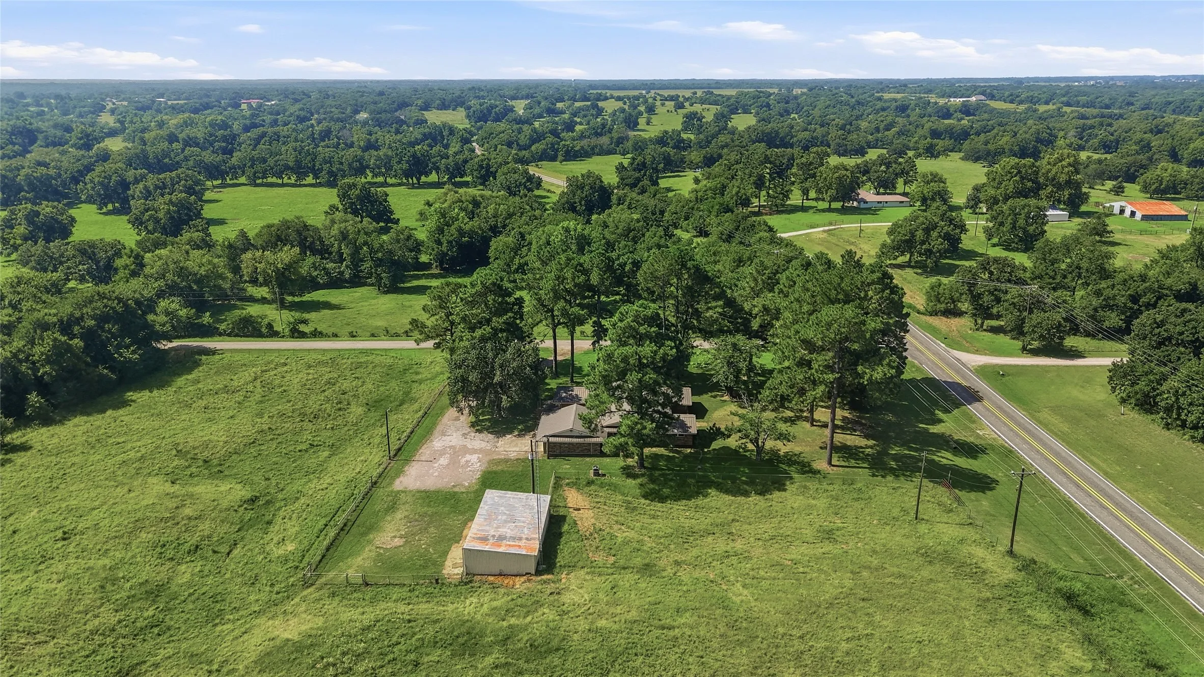 Single Family Residence For Sale in Grayson County , 11138 Fm 901, Sadler, Texas 76264, 3 Bedrooms, 3 Bathrooms, 2 Garage spaces, 2,211 Sqft, built in 1968, Price $399,999, mls#21337186, Real Estate Agent in Sadler, Homes For Sale in Grayson county, Homes For Sale in Sadler, Realtor in Sadler Texas, Real Estate Brokerage Independent Realty Texas, Luminita Cordes Realtor