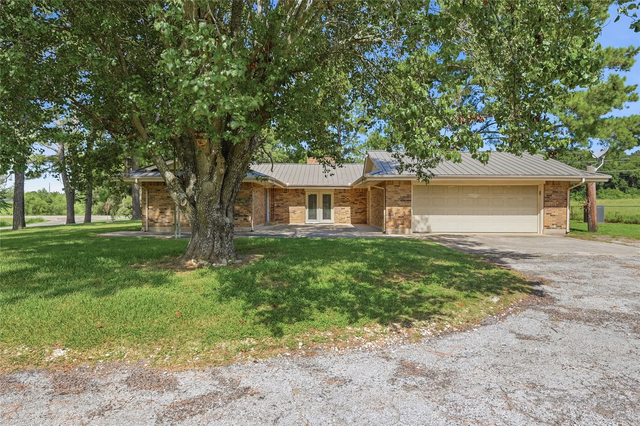 Single Family Residence For Sale in Grayson County , 11138 Fm 901, Sadler, Texas 76264, 3 Bedrooms, 3 Bathrooms, 2 Garage spaces, 2,211 Sqft, built in 1968, Price $399,999, mls#21337186, Real Estate Agent in Sadler, Homes For Sale in Grayson county, Homes For Sale in Sadler, Realtor in Sadler Texas, Real Estate Brokerage Independent Realty Texas, Luminita Cordes Realtor