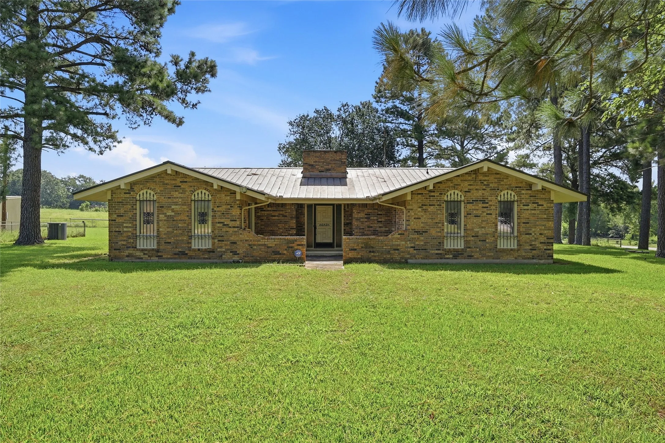 Single Family Residence For Sale in Grayson County , 11138 Fm 901, Sadler, Texas 76264, 3 Bedrooms, 3 Bathrooms, 2 Garage spaces, 2,211 Sqft, built in 1968, Price $399,999, mls#21337186, Real Estate Agent in Sadler, Homes For Sale in Grayson county, Homes For Sale in Sadler, Realtor in Sadler Texas, Real Estate Brokerage Independent Realty Texas, Luminita Cordes Realtor