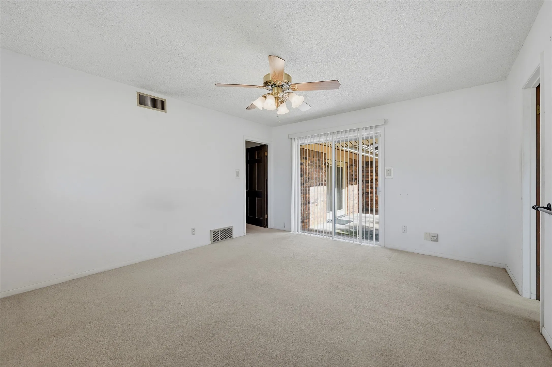 Single Family Residence For Sale in Grayson County , 11138 Fm 901, Sadler, Texas 76264, 3 Bedrooms, 3 Bathrooms, 2 Garage spaces, 2,211 Sqft, built in 1968, Price $399,999, mls#21337186, Real Estate Agent in Sadler, Homes For Sale in Grayson county, Homes For Sale in Sadler, Realtor in Sadler Texas, Real Estate Brokerage Independent Realty Texas, Luminita Cordes Realtor