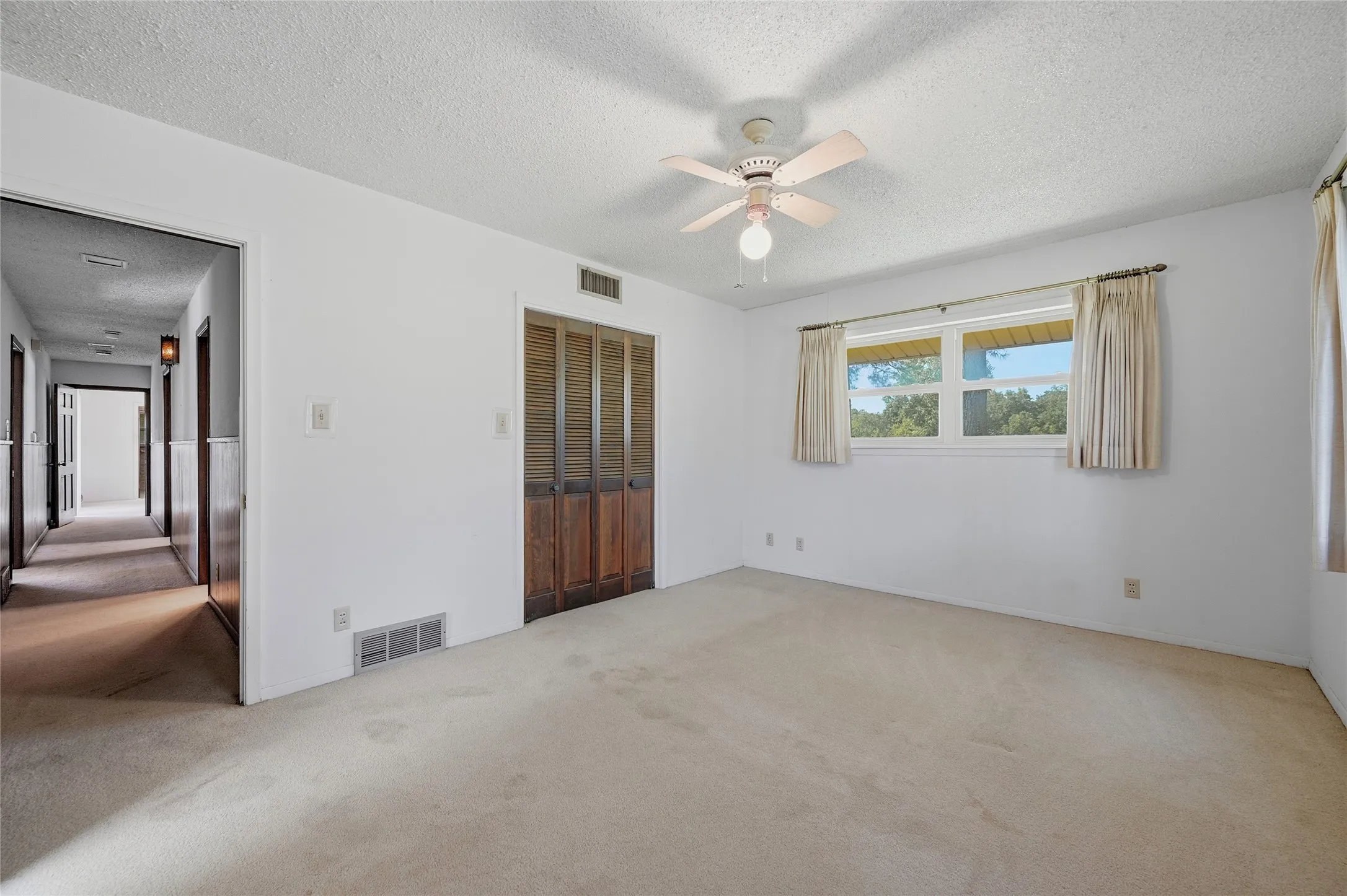 Single Family Residence For Sale in Grayson County , 11138 Fm 901, Sadler, Texas 76264, 3 Bedrooms, 3 Bathrooms, 2 Garage spaces, 2,211 Sqft, built in 1968, Price $399,999, mls#21337186, Real Estate Agent in Sadler, Homes For Sale in Grayson county, Homes For Sale in Sadler, Realtor in Sadler Texas, Real Estate Brokerage Independent Realty Texas, Luminita Cordes Realtor