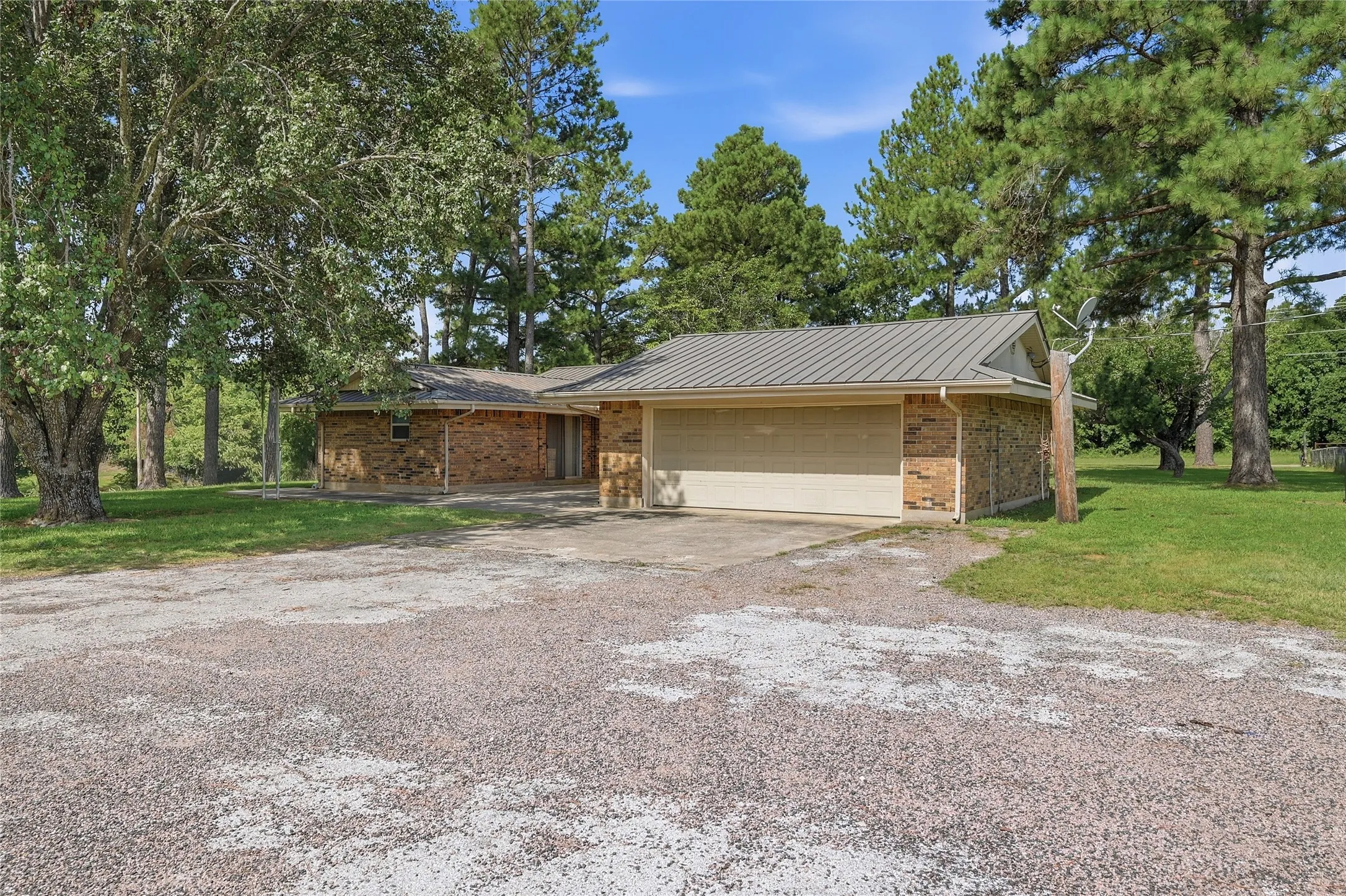 Single Family Residence For Sale in Grayson County , 11138 Fm 901, Sadler, Texas 76264, 3 Bedrooms, 3 Bathrooms, 2 Garage spaces, 2,211 Sqft, built in 1968, Price $399,999, mls#21337186, Real Estate Agent in Sadler, Homes For Sale in Grayson county, Homes For Sale in Sadler, Realtor in Sadler Texas, Real Estate Brokerage Independent Realty Texas, Luminita Cordes Realtor