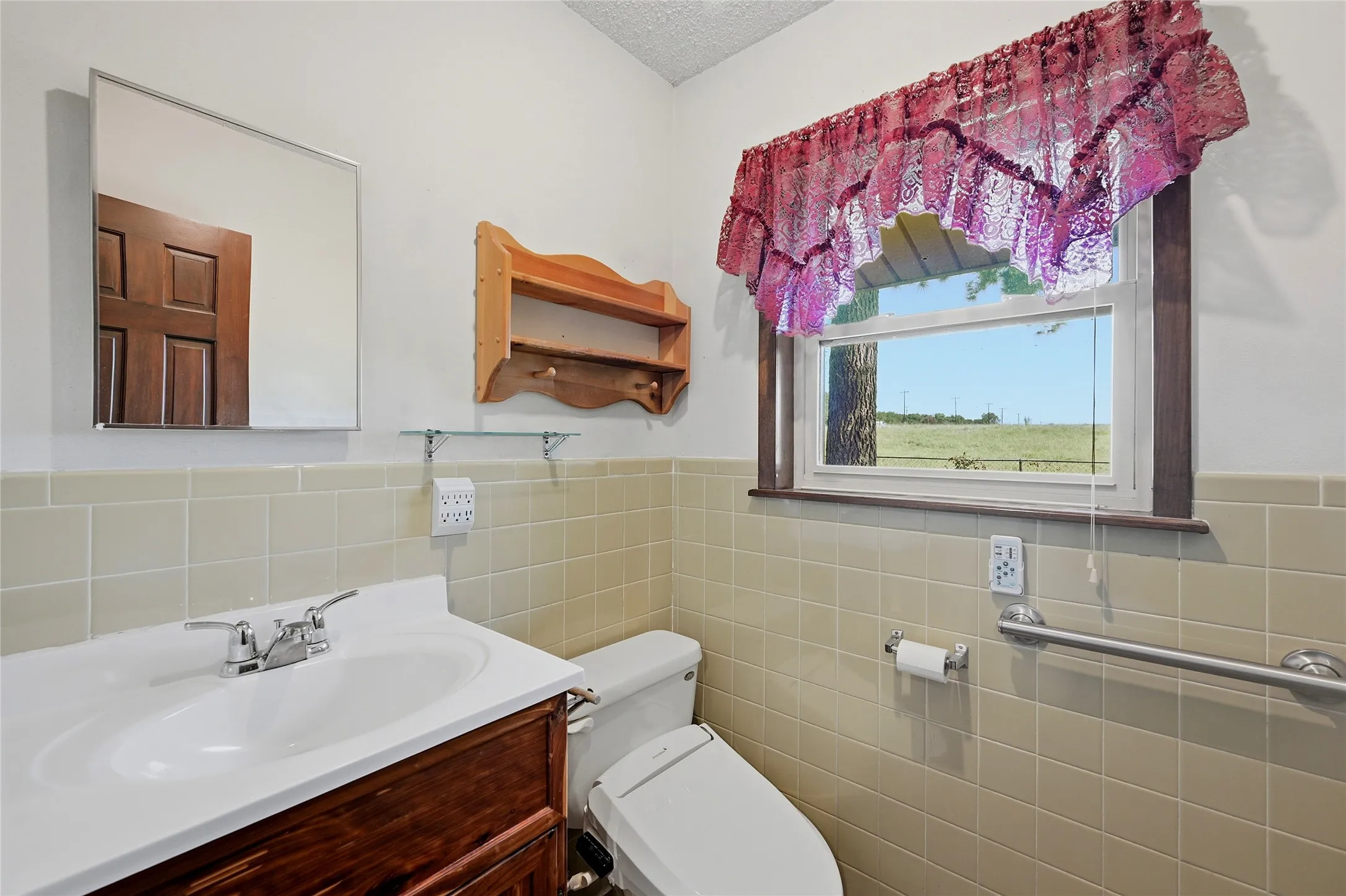 Single Family Residence For Sale in Grayson County , 11138 Fm 901, Sadler, Texas 76264, 3 Bedrooms, 3 Bathrooms, 2 Garage spaces, 2,211 Sqft, built in 1968, Price $399,999, mls#21337186, Real Estate Agent in Sadler, Homes For Sale in Grayson county, Homes For Sale in Sadler, Realtor in Sadler Texas, Real Estate Brokerage Independent Realty Texas, Luminita Cordes Realtor