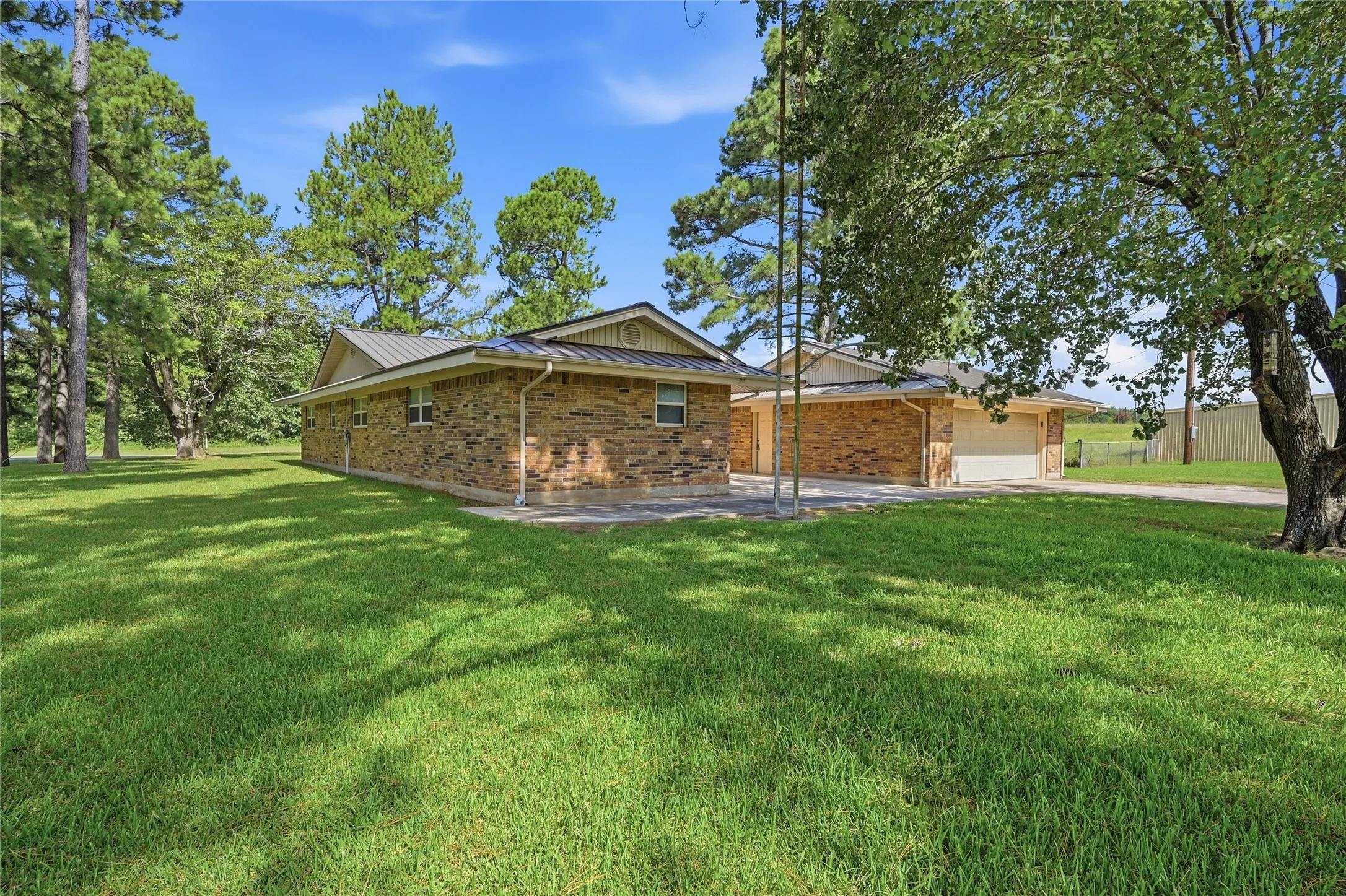 Single Family Residence For Sale in Grayson County , 11138 Fm 901, Sadler, Texas 76264, 3 Bedrooms, 3 Bathrooms, 2 Garage spaces, 2,211 Sqft, built in 1968, Price $399,999, mls#21337186, Real Estate Agent in Sadler, Homes For Sale in Grayson county, Homes For Sale in Sadler, Realtor in Sadler Texas, Real Estate Brokerage Independent Realty Texas, Luminita Cordes Realtor