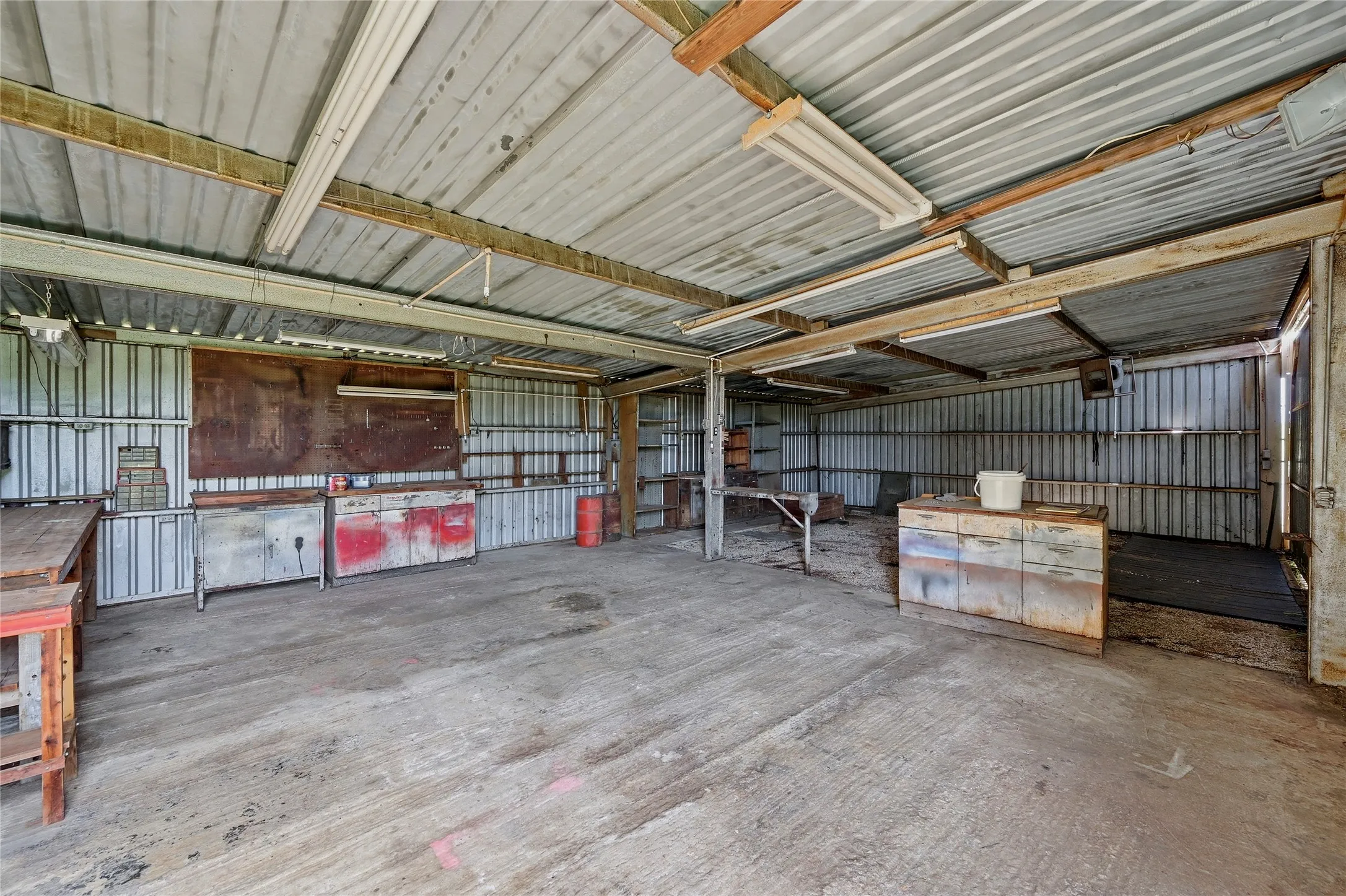 Single Family Residence For Sale in Grayson County , 11138 Fm 901, Sadler, Texas 76264, 3 Bedrooms, 3 Bathrooms, 2 Garage spaces, 2,211 Sqft, built in 1968, Price $399,999, mls#21337186, Real Estate Agent in Sadler, Homes For Sale in Grayson county, Homes For Sale in Sadler, Realtor in Sadler Texas, Real Estate Brokerage Independent Realty Texas, Luminita Cordes Realtor