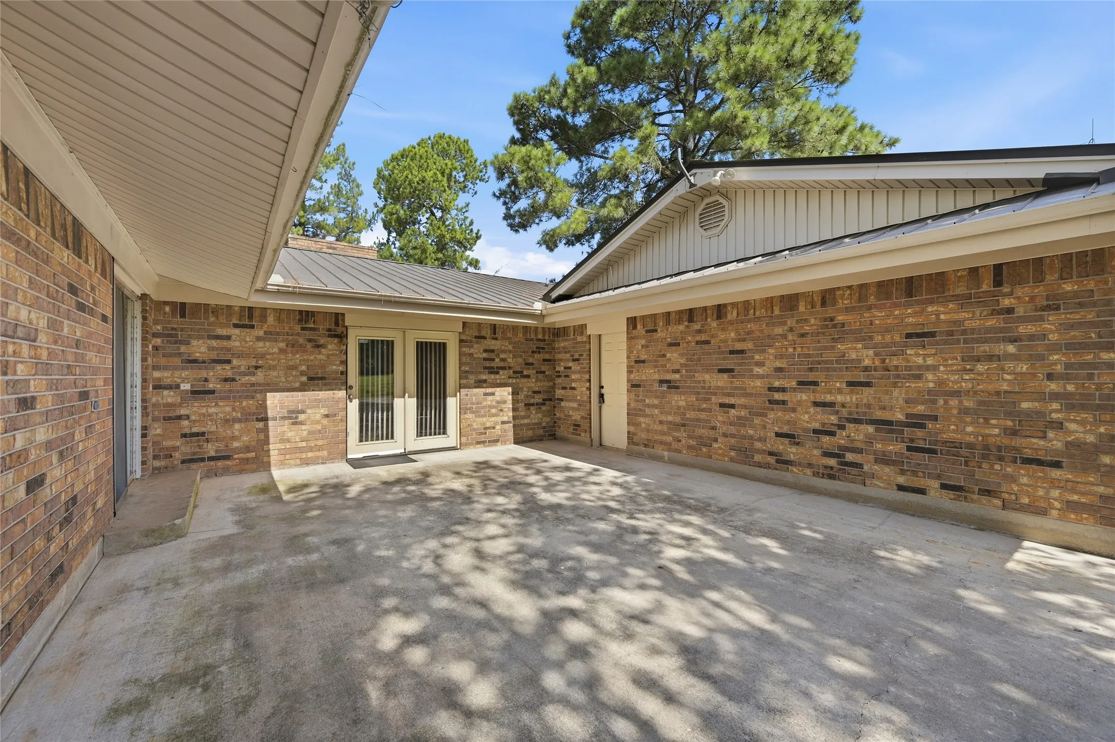 Single Family Residence For Sale in Grayson County , 11138 Fm 901, Sadler, Texas 76264, 3 Bedrooms, 3 Bathrooms, 2 Garage spaces, 2,211 Sqft, built in 1968, Price $399,999, mls#21337186, Real Estate Agent in Sadler, Homes For Sale in Grayson county, Homes For Sale in Sadler, Realtor in Sadler Texas, Real Estate Brokerage Independent Realty Texas, Luminita Cordes Realtor