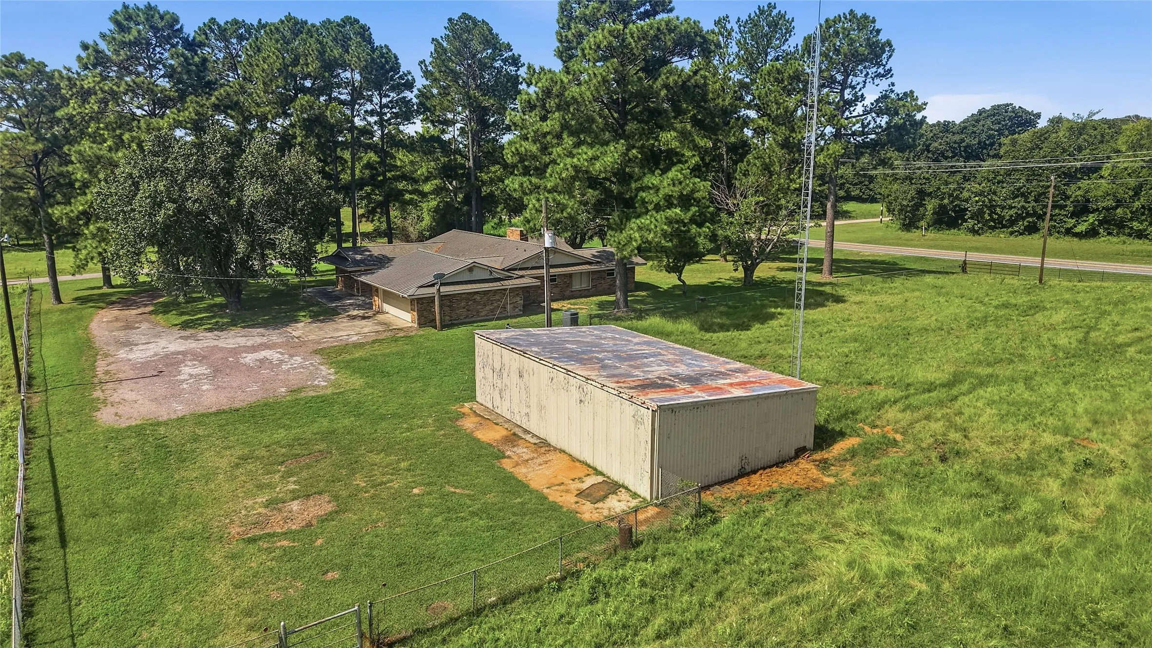 Single Family Residence For Sale in Grayson County , 11138 Fm 901, Sadler, Texas 76264, 3 Bedrooms, 3 Bathrooms, 2 Garage spaces, 2,211 Sqft, built in 1968, Price $399,999, mls#21337186, Real Estate Agent in Sadler, Homes For Sale in Grayson county, Homes For Sale in Sadler, Realtor in Sadler Texas, Real Estate Brokerage Independent Realty Texas, Luminita Cordes Realtor