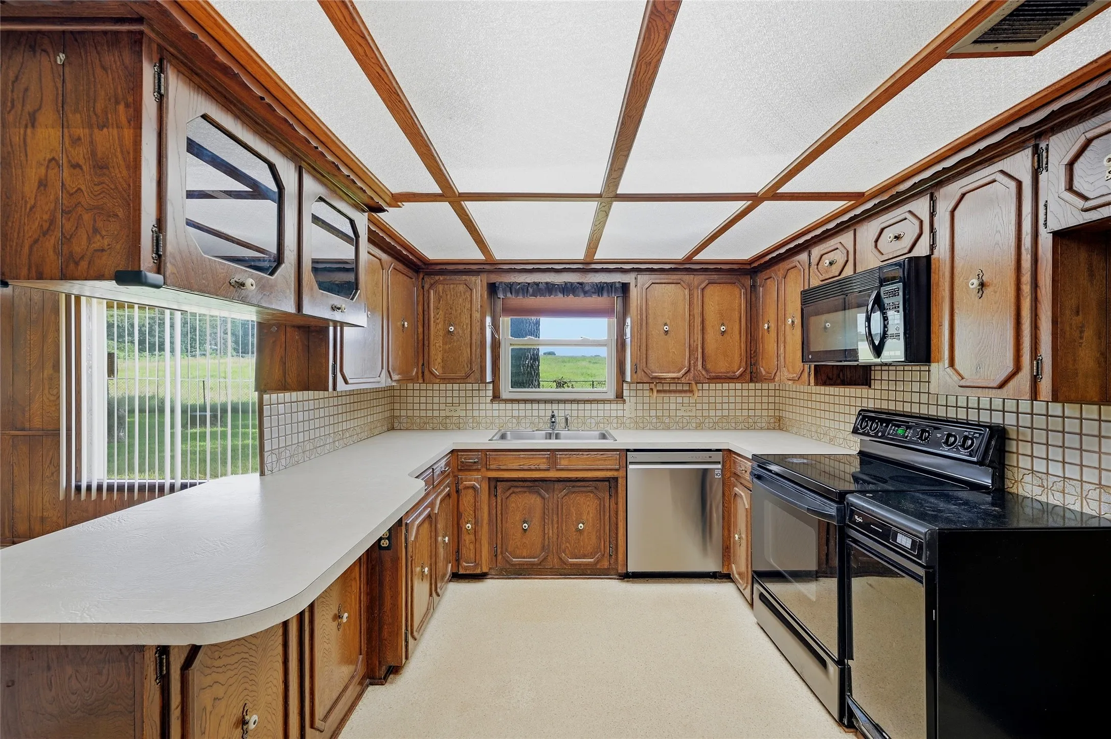 Single Family Residence For Sale in Grayson County , 11138 Fm 901, Sadler, Texas 76264, 3 Bedrooms, 3 Bathrooms, 2 Garage spaces, 2,211 Sqft, built in 1968, Price $399,999, mls#21337186, Real Estate Agent in Sadler, Homes For Sale in Grayson county, Homes For Sale in Sadler, Realtor in Sadler Texas, Real Estate Brokerage Independent Realty Texas, Luminita Cordes Realtor