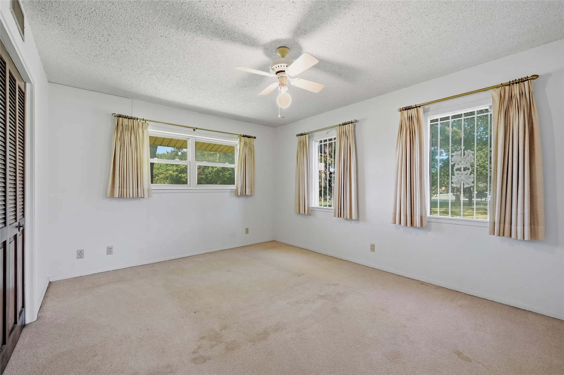 Single Family Residence For Sale in Grayson County , 11138 Fm 901, Sadler, Texas 76264, 3 Bedrooms, 3 Bathrooms, 2 Garage spaces, 2,211 Sqft, built in 1968, Price $399,999, mls#21337186, Real Estate Agent in Sadler, Homes For Sale in Grayson county, Homes For Sale in Sadler, Realtor in Sadler Texas, Real Estate Brokerage Independent Realty Texas, Luminita Cordes Realtor