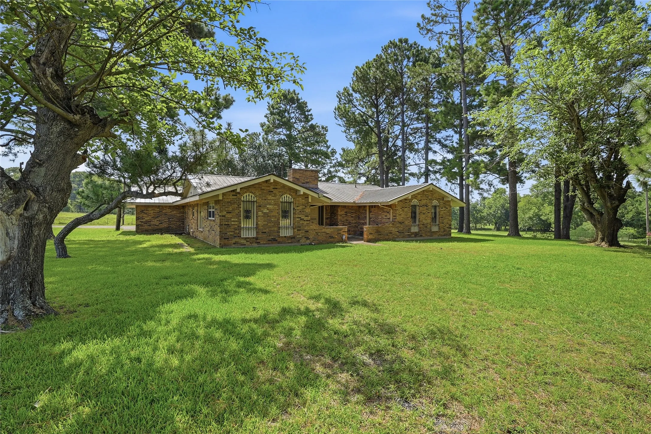 Single Family Residence For Sale in Grayson County , 11138 Fm 901, Sadler, Texas 76264, 3 Bedrooms, 3 Bathrooms, 2 Garage spaces, 2,211 Sqft, built in 1968, Price $399,999, mls#21337186, Real Estate Agent in Sadler, Homes For Sale in Grayson county, Homes For Sale in Sadler, Realtor in Sadler Texas, Real Estate Brokerage Independent Realty Texas, Luminita Cordes Realtor