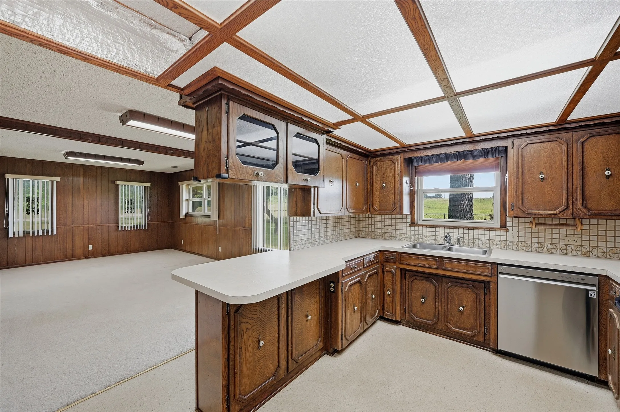 Single Family Residence For Sale in Grayson County , 11138 Fm 901, Sadler, Texas 76264, 3 Bedrooms, 3 Bathrooms, 2 Garage spaces, 2,211 Sqft, built in 1968, Price $399,999, mls#21337186, Real Estate Agent in Sadler, Homes For Sale in Grayson county, Homes For Sale in Sadler, Realtor in Sadler Texas, Real Estate Brokerage Independent Realty Texas, Luminita Cordes Realtor