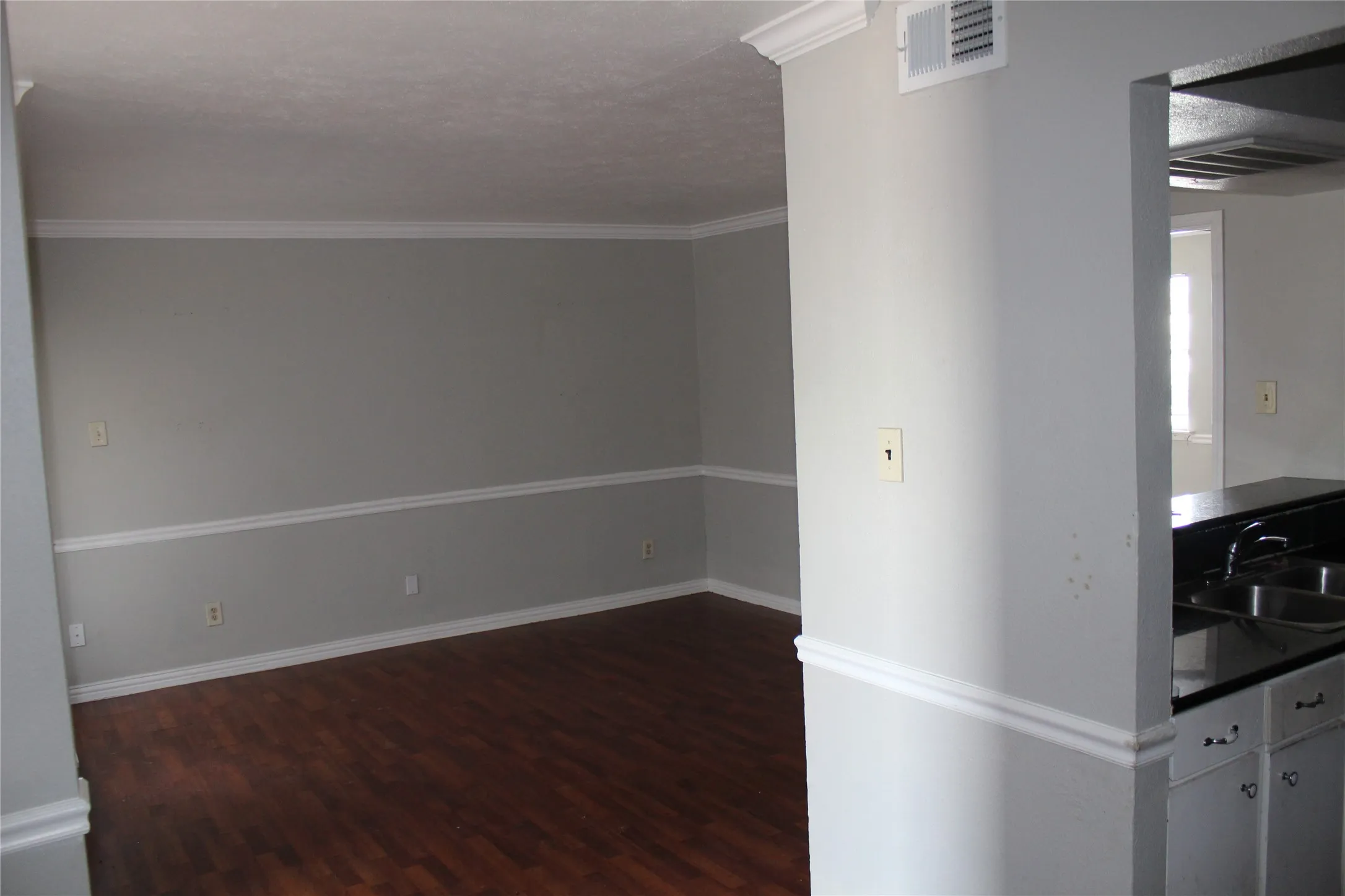 Condominium For Rent in Dallas County , 2710 Community Drive 209, Dallas, Texas 75220, 1 Bedroom, 1 Bathroom, 1 Garage spaces, 700 Sqft, built in 1969, Price $999, mls#21334683, Real Estate Agent in Dallas, Homes For Rent in Dallas county, Homes For Rent in Dallas, Realtor in Dallas Texas, Real Estate Brokerage Independent Realty Texas, Luminita Cordes Realtor