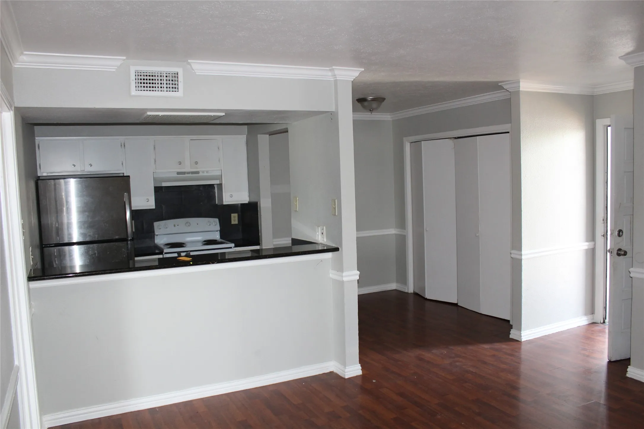 Condominium For Rent in Dallas County , 2710 Community Drive 209, Dallas, Texas 75220, 1 Bedroom, 1 Bathroom, 1 Garage spaces, 700 Sqft, built in 1969, Price $999, mls#21334683, Real Estate Agent in Dallas, Homes For Rent in Dallas county, Homes For Rent in Dallas, Realtor in Dallas Texas, Real Estate Brokerage Independent Realty Texas, Luminita Cordes Realtor