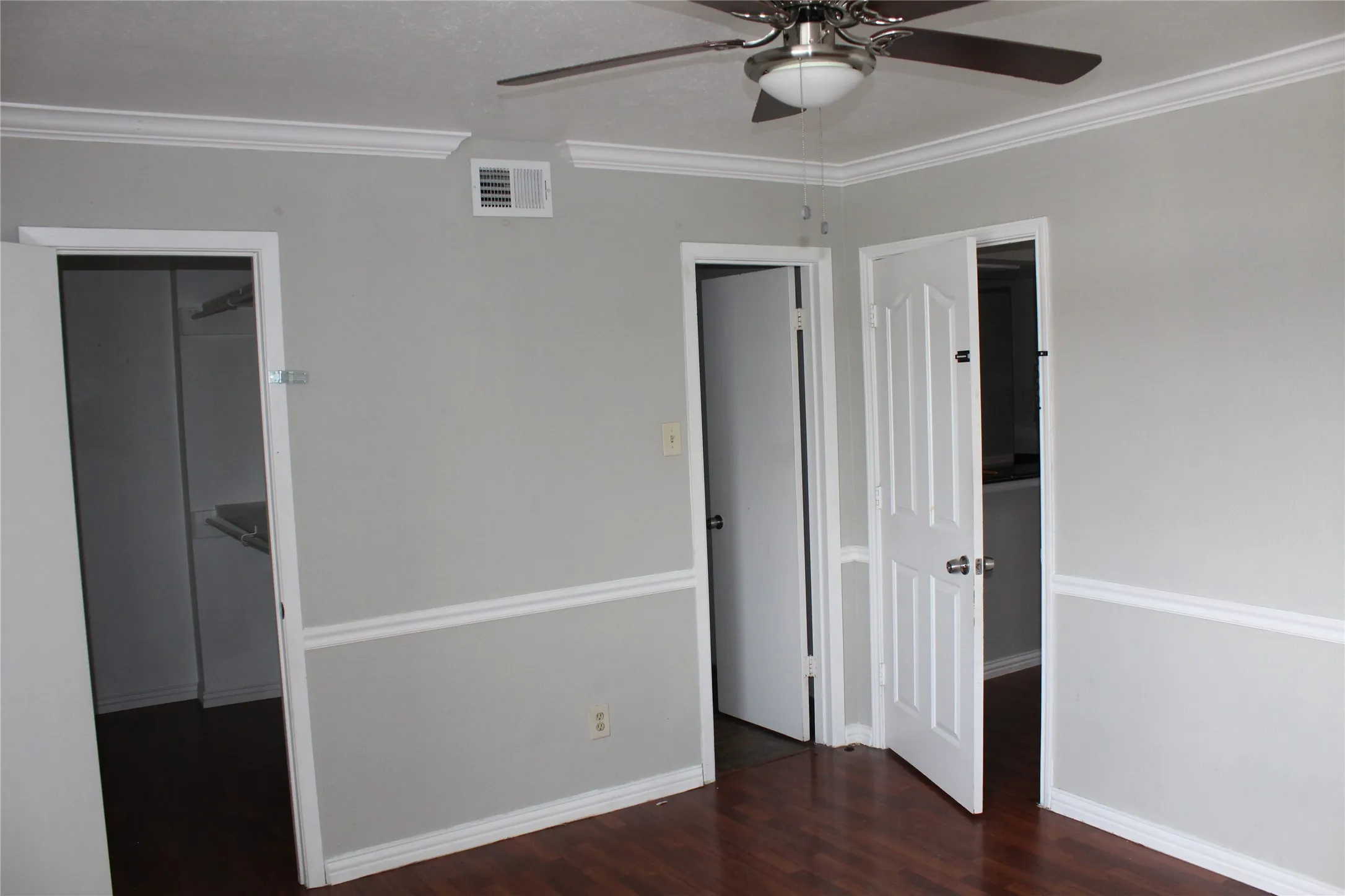 Condominium For Rent in Dallas County , 2710 Community Drive 209, Dallas, Texas 75220, 1 Bedroom, 1 Bathroom, 1 Garage spaces, 700 Sqft, built in 1969, Price $999, mls#21334683, Real Estate Agent in Dallas, Homes For Rent in Dallas county, Homes For Rent in Dallas, Realtor in Dallas Texas, Real Estate Brokerage Independent Realty Texas, Luminita Cordes Realtor