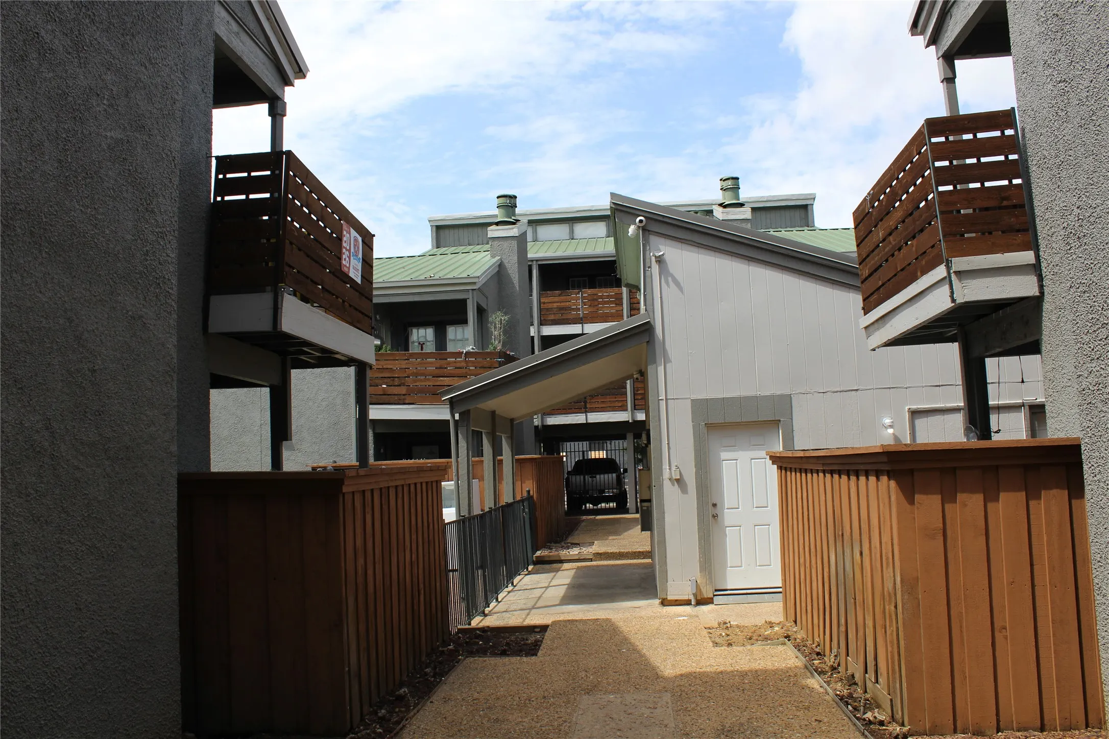 Condominium For Rent in Dallas County , 2710 Community Drive 209, Dallas, Texas 75220, 1 Bedroom, 1 Bathroom, 1 Garage spaces, 700 Sqft, built in 1969, Price $999, mls#21334683, Real Estate Agent in Dallas, Homes For Rent in Dallas county, Homes For Rent in Dallas, Realtor in Dallas Texas, Real Estate Brokerage Independent Realty Texas, Luminita Cordes Realtor