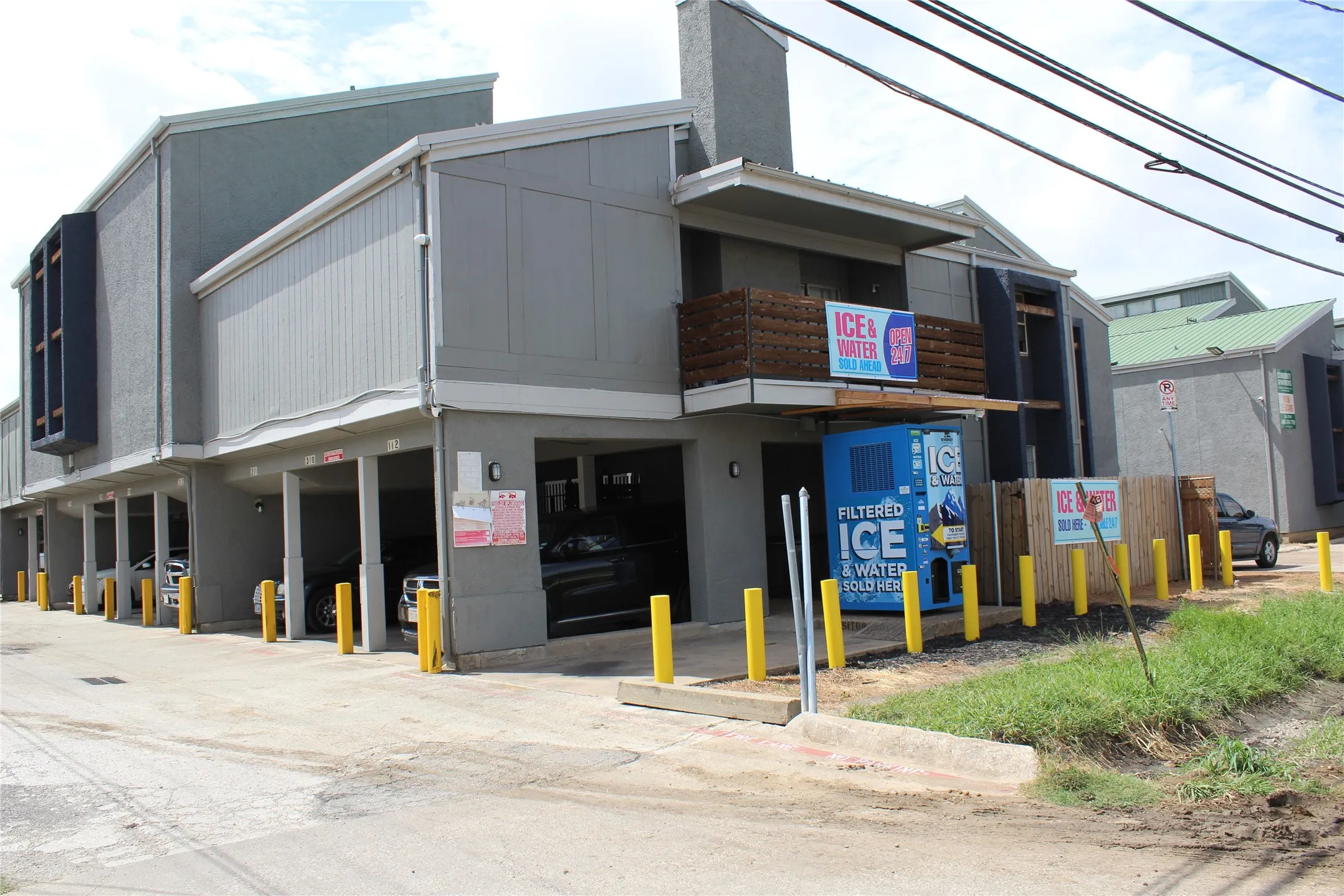 Condominium For Rent in Dallas County , 2710 Community Drive 209, Dallas, Texas 75220, 1 Bedroom, 1 Bathroom, 1 Garage spaces, 700 Sqft, built in 1969, Price $999, mls#21334683, Real Estate Agent in Dallas, Homes For Rent in Dallas county, Homes For Rent in Dallas, Realtor in Dallas Texas, Real Estate Brokerage Independent Realty Texas, Luminita Cordes Realtor